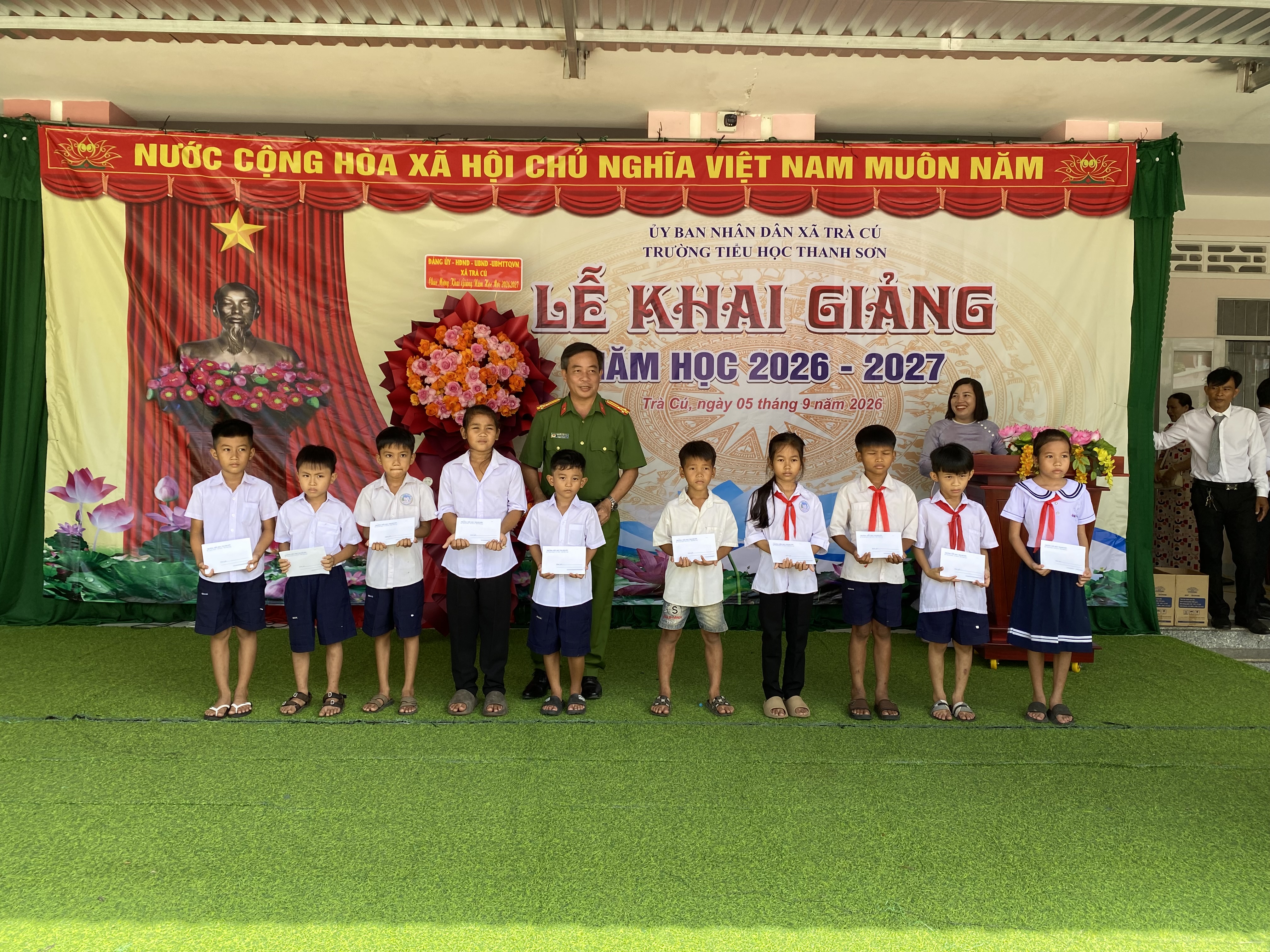 Đ c Thượng tá Nguyễn Văn Tám trao quà cho học sinh