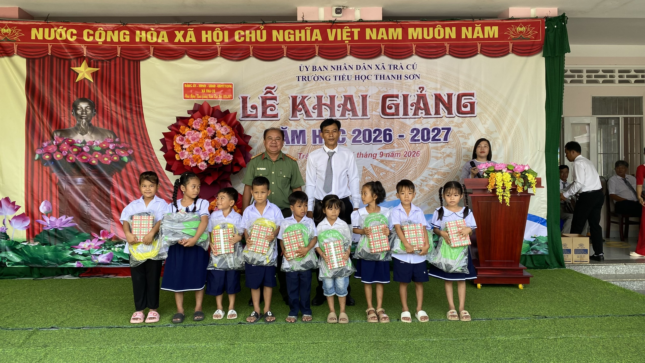 Đ c Thượng tá Sơn Thanh Bạch trao quà cho học sinh