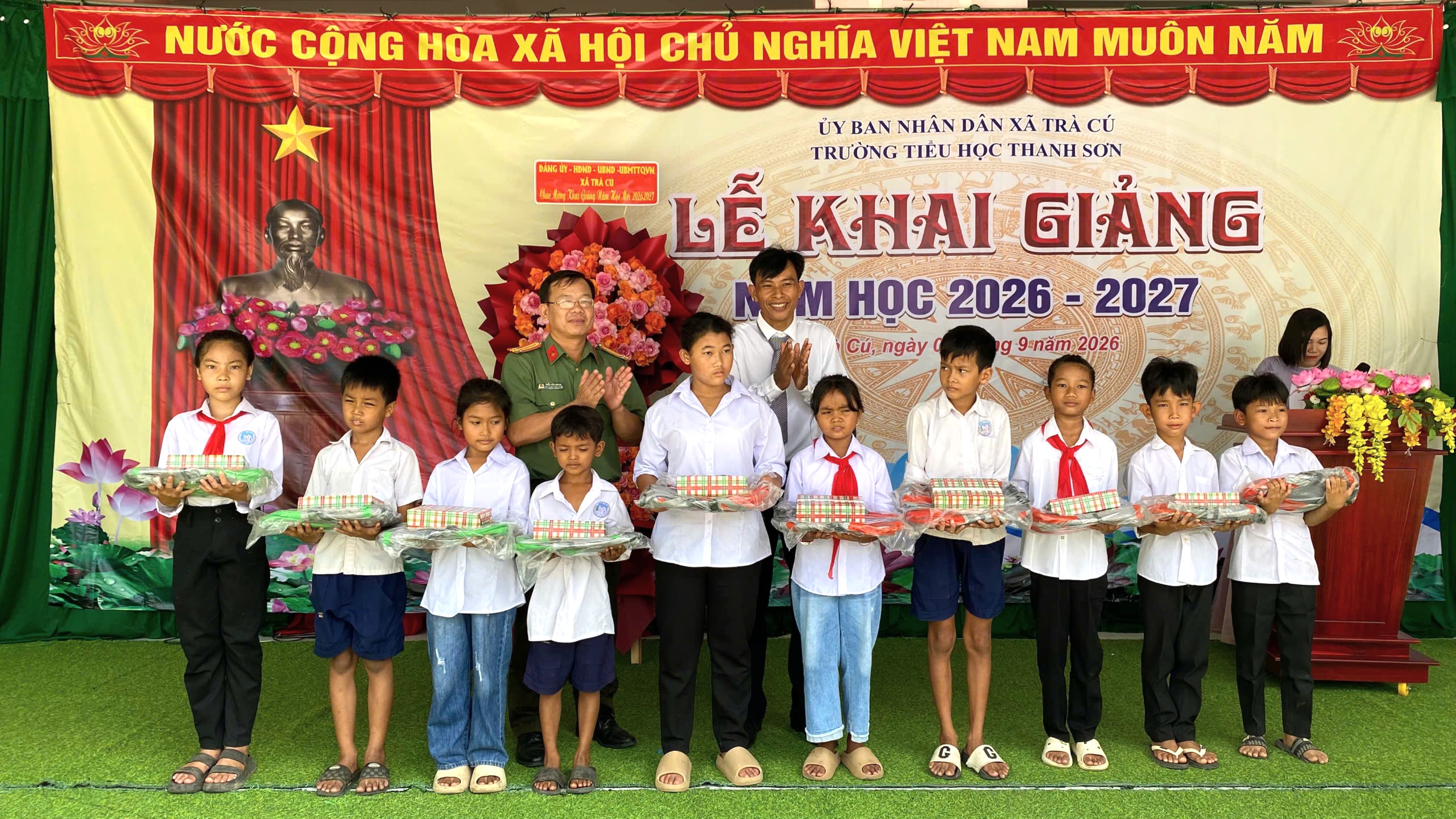 Đ c Trung tá Trần Văn Nhanh trao quà cho học sinh