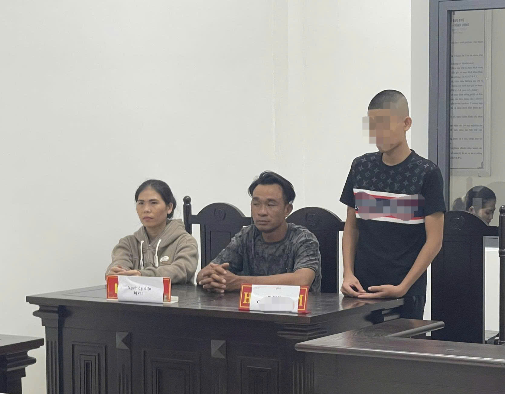 D T Đ (đứng) tại Tòa án nhân dân khu vực 1 Vĩnh Long