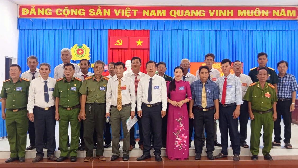 Đại biểu chụp ảnh lưu niệm