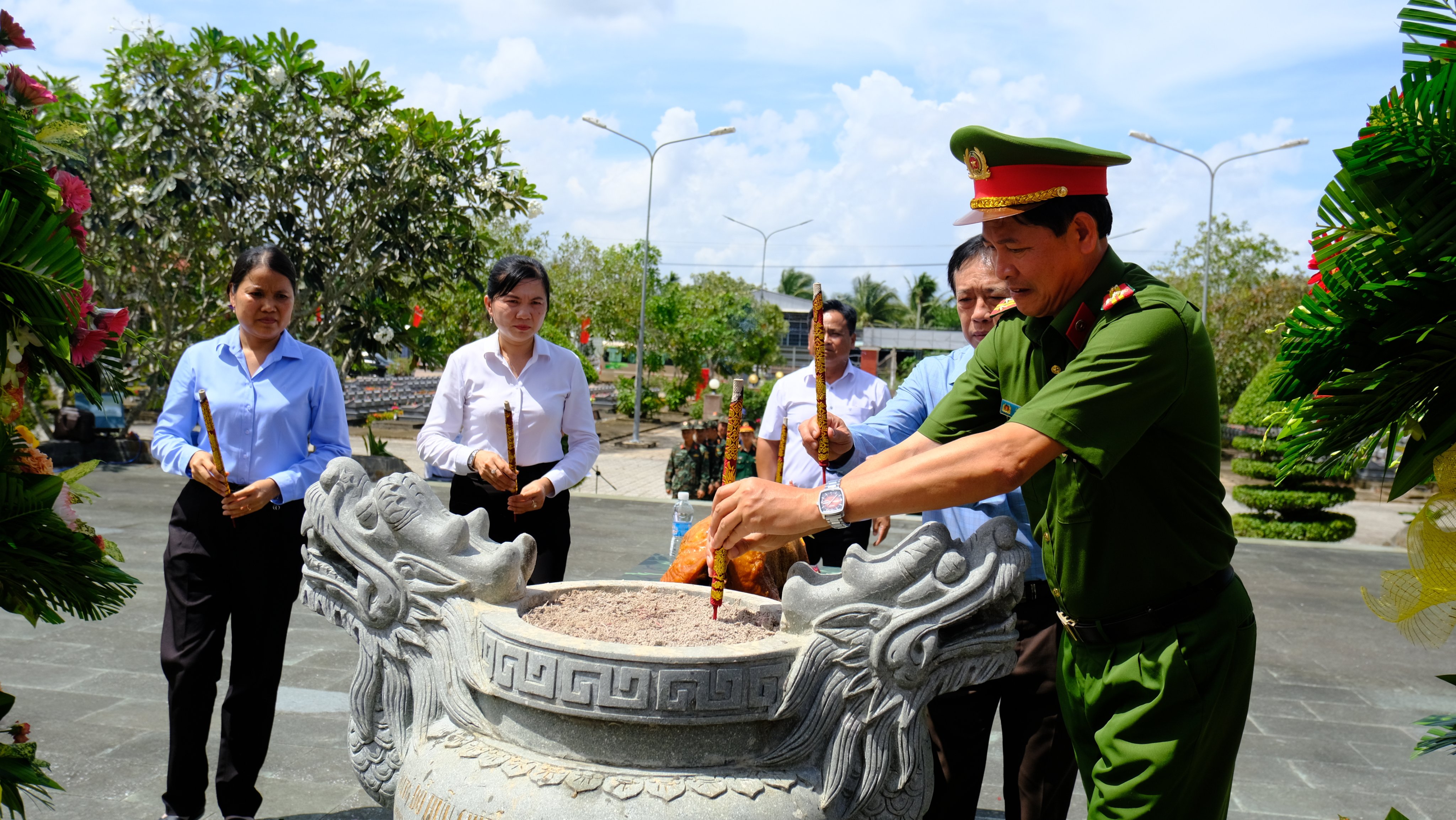 Đại biểu thắp hương 1