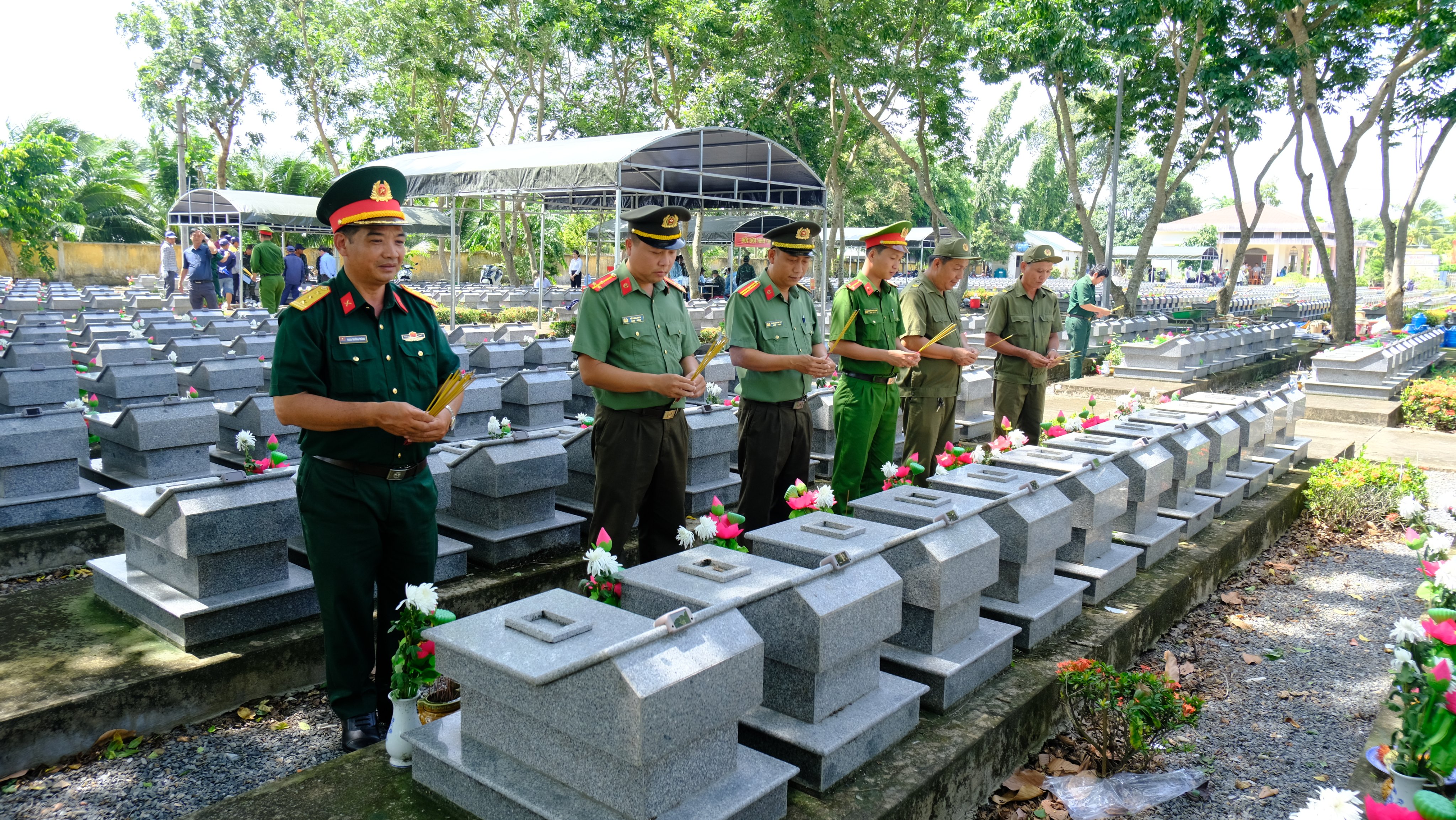 Đại biểu thắp hương 2