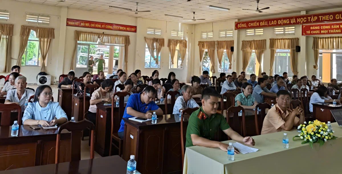 Đại biểu thầy cô giáo và lực lượng hoạt động không chuyên trách trên địa bàn xã tham dự Hội nghị