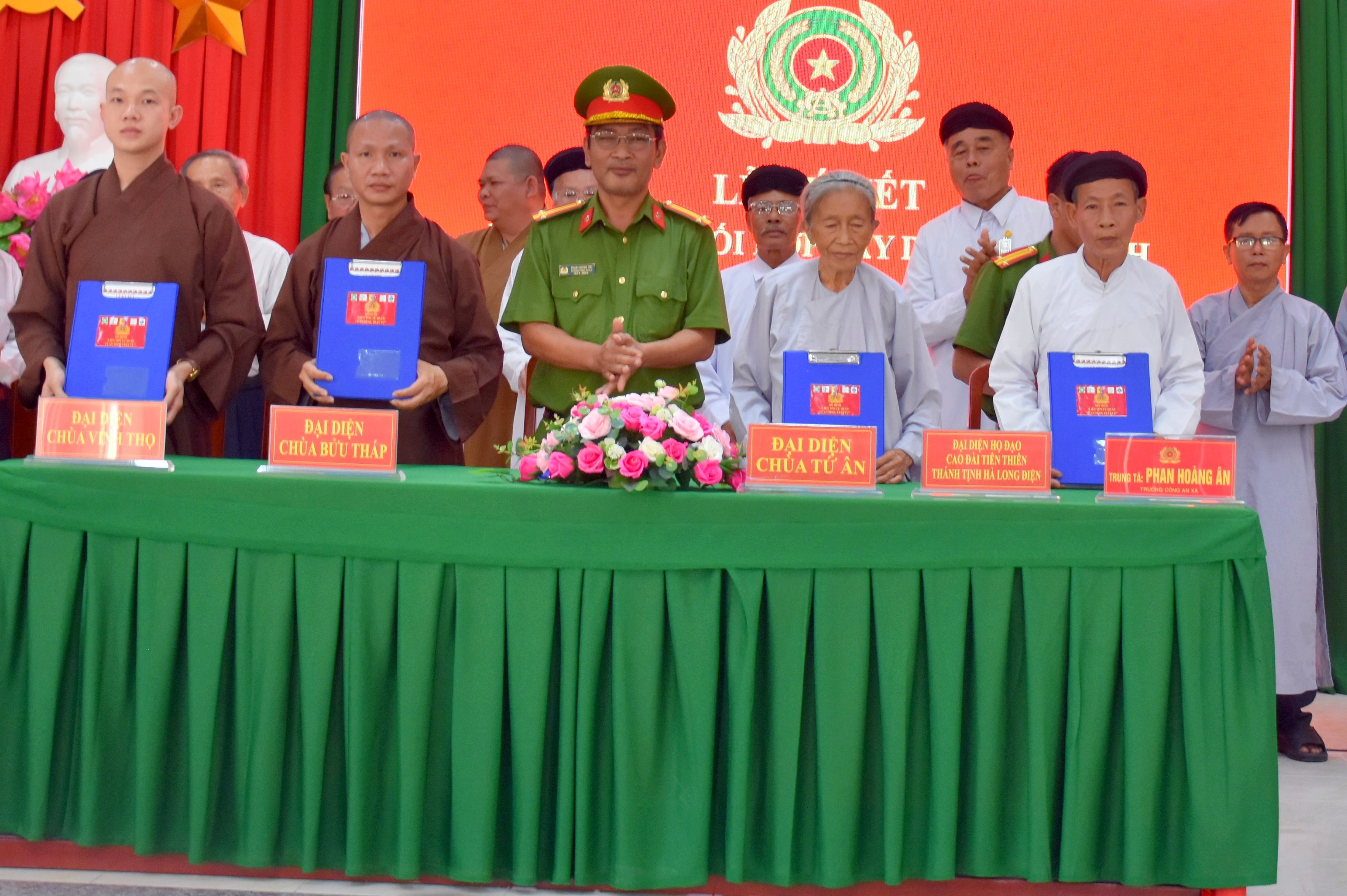 Đại diện các cơ sở thờ tự trên địa bàn xã Loccj Thuận ký kết tham gia mô hình