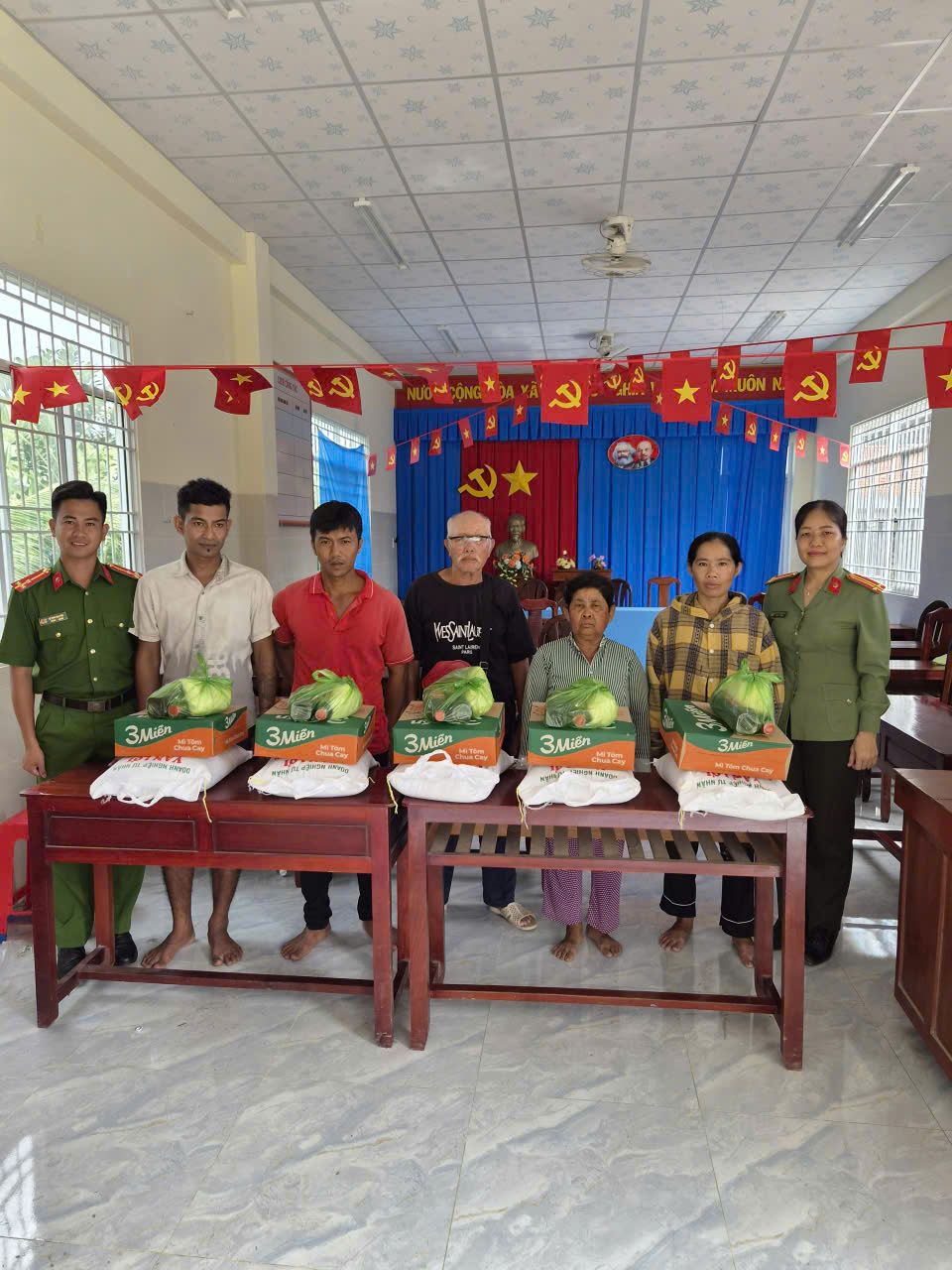 Đại diện Chi Đoàn, Chi Hội phụ nữ tặng quà cho người nghèo tại Ba se