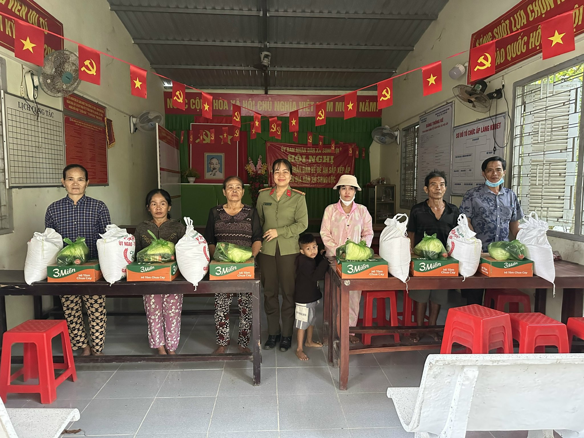 Đại diện Chi Đoàn, Chi Hội phụ nữ tặng quà cho người nghèo tại Trà Uông