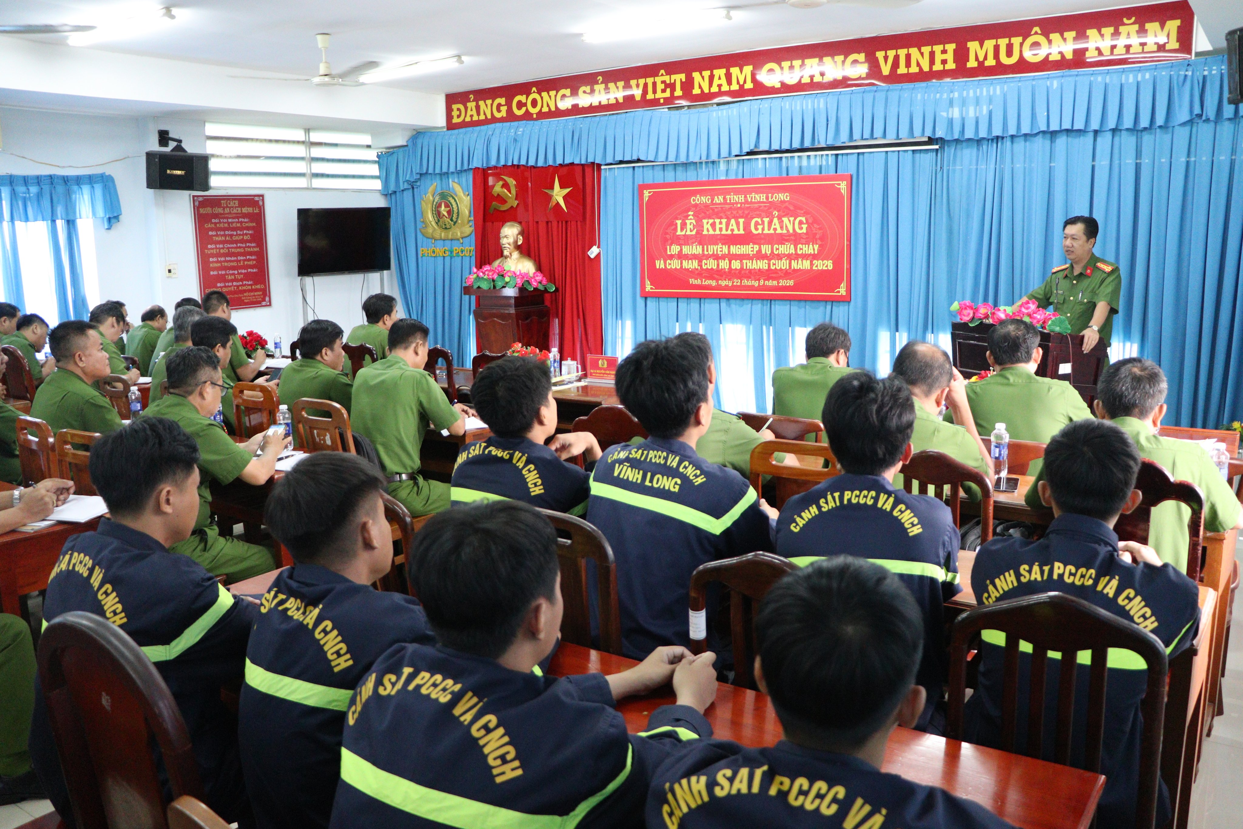Đại tá Nguyễn Văn Hạnh, Phó Giám đốc Công an tỉnh phát biểu chỉ đạo tại Lễ khai giảng lớp huấn luyện nghiệp vụ