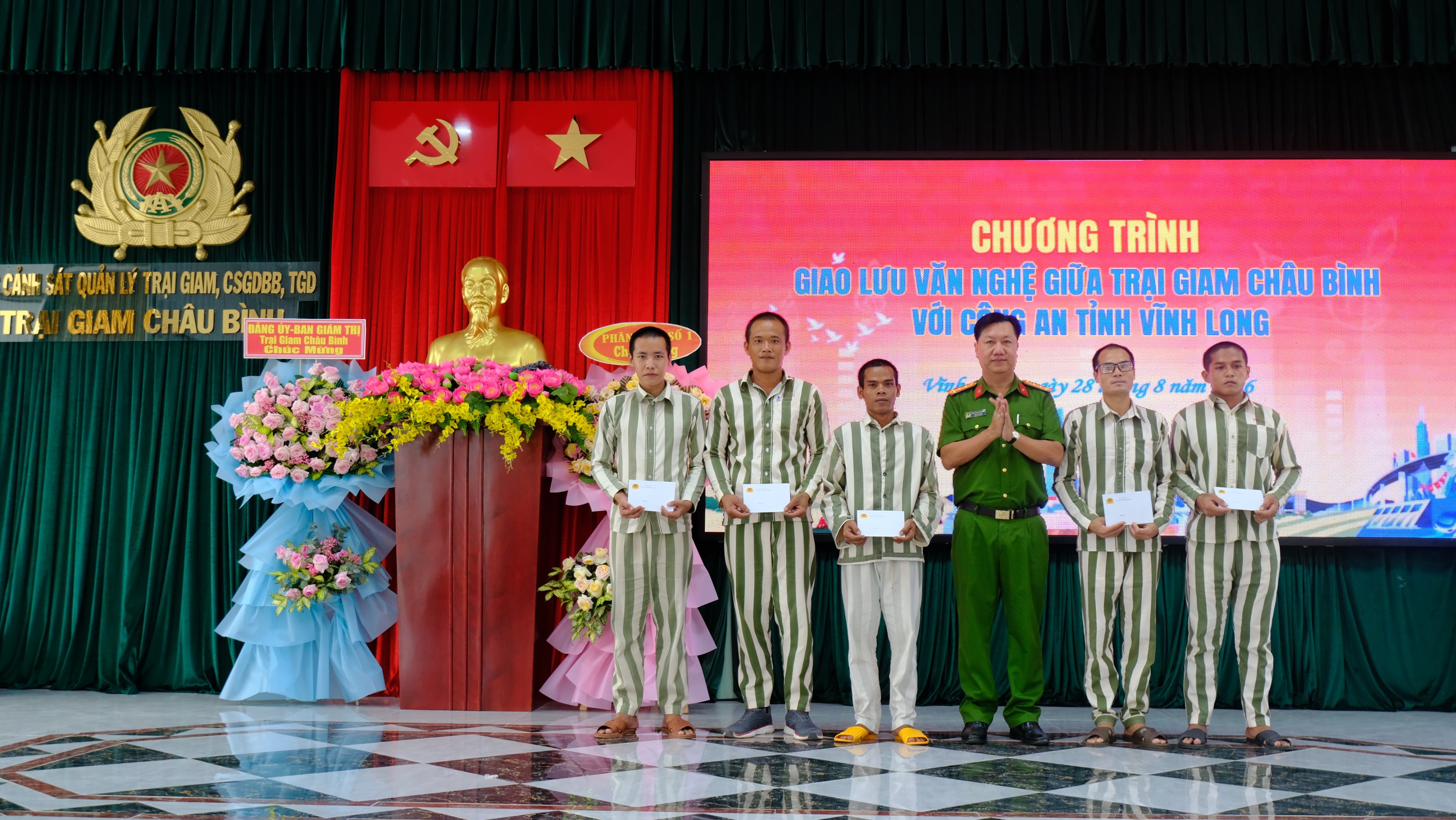 Đại tá Nguyễn Văn Hạnh trao quà cho những phạm nhân có hoàn cảnh khó khăn tích cực lao động cải tạo
