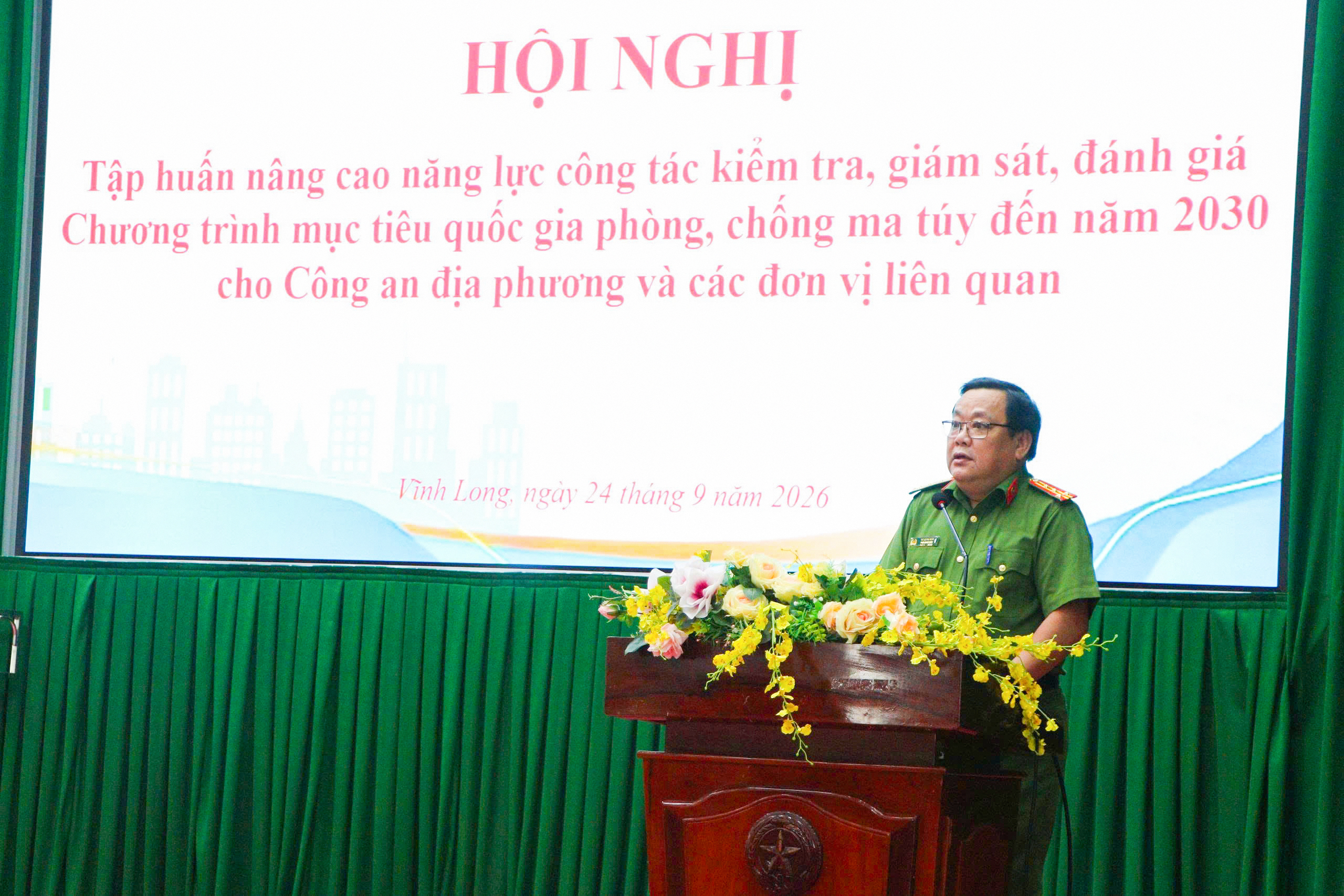 Đại tá Võ Công Bình, Phó Giám đốc Công an tỉnh phát biểu chỉ đạo tại hội nghị tập huấn