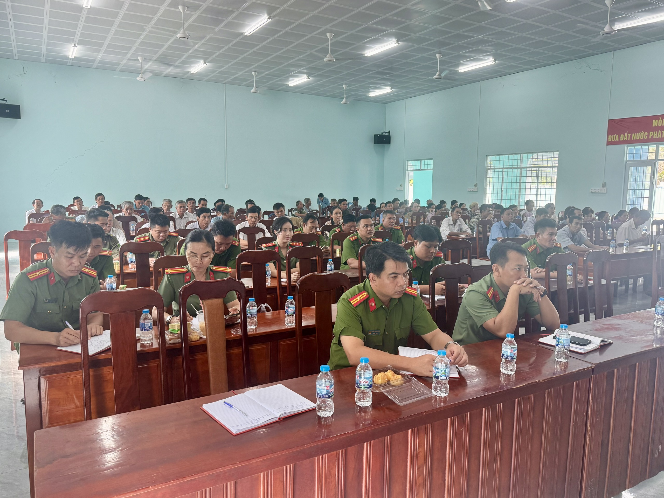 Đảng viên Chi bộ Công an xã tích cực nghiên cứu học tập nội dung các Nghị quyết