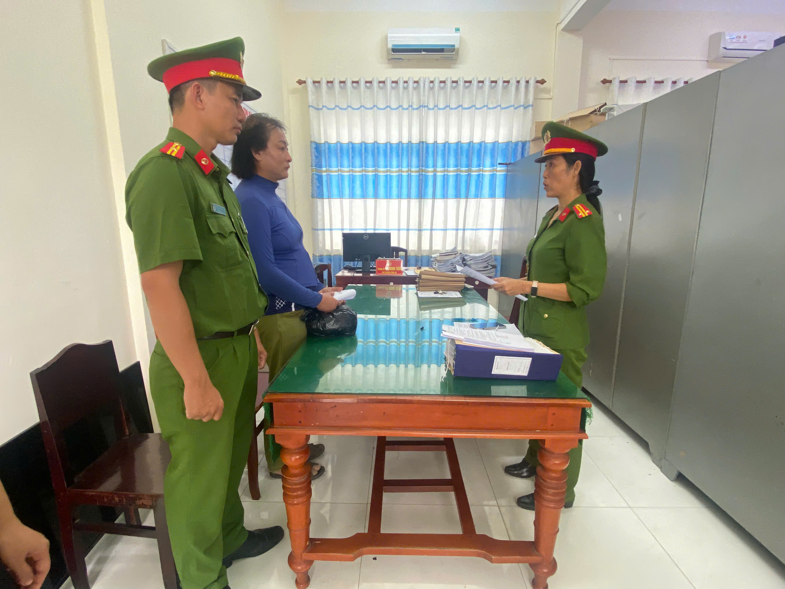 Điều tra viên đọc lệnh bắt bị can để tạm giam