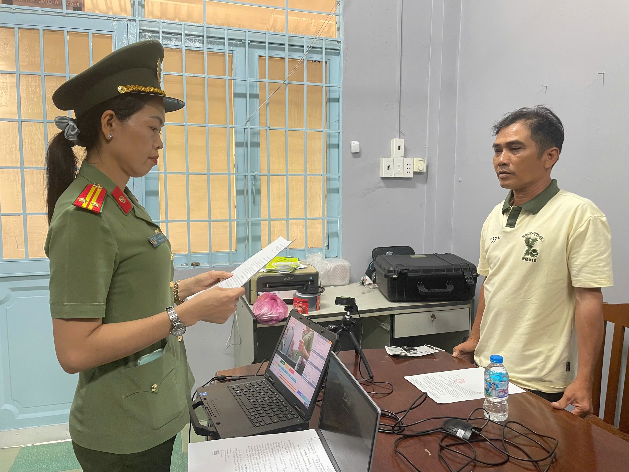 Điều tra viên tống đạt QĐ KTBC