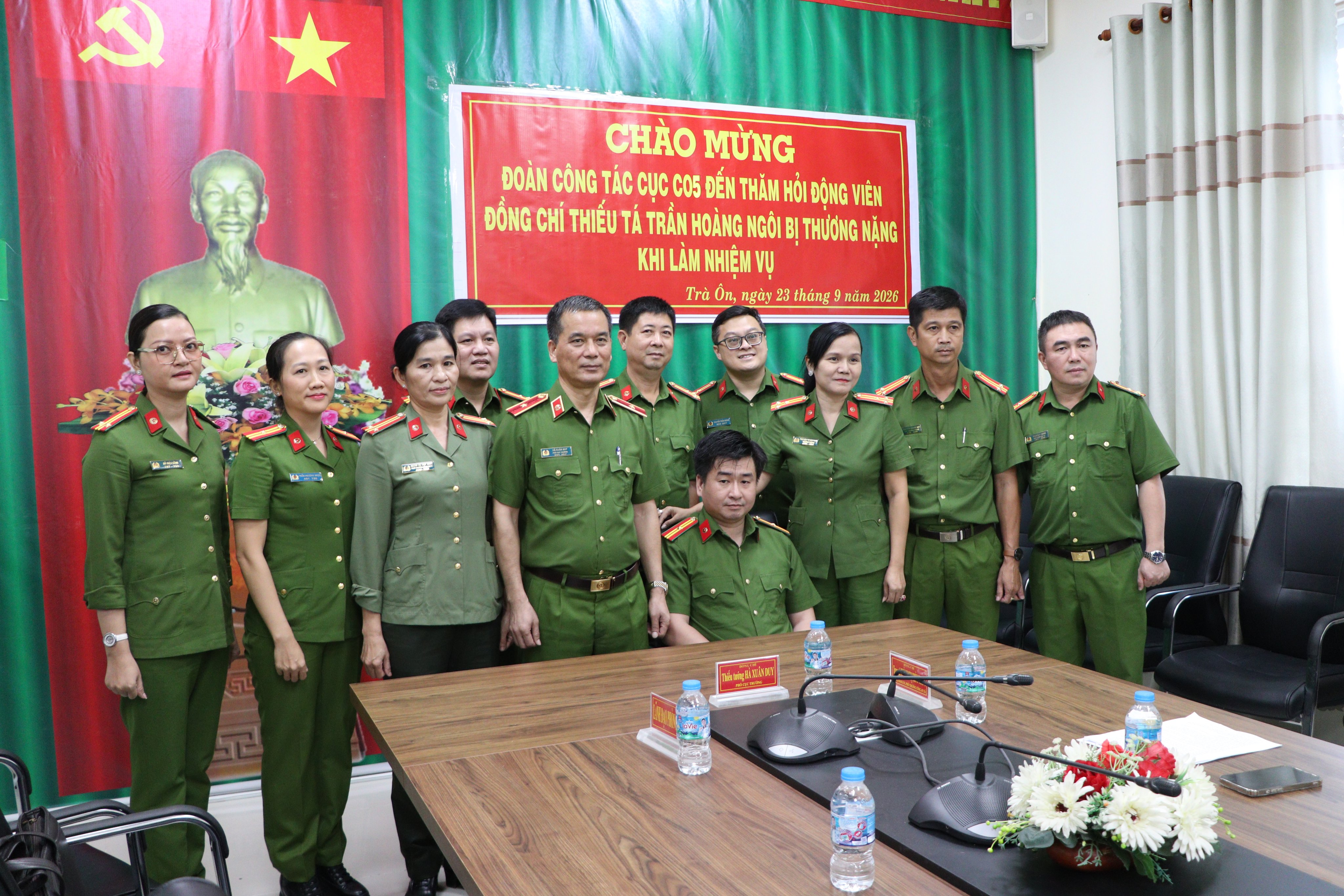 Đoàn công tác chụp ảnh lưu niệm với đồng chí Thiếu tá Trần Hoàng Ngôi và cán bộ chiến sĩ Công an xã Trà Ôn