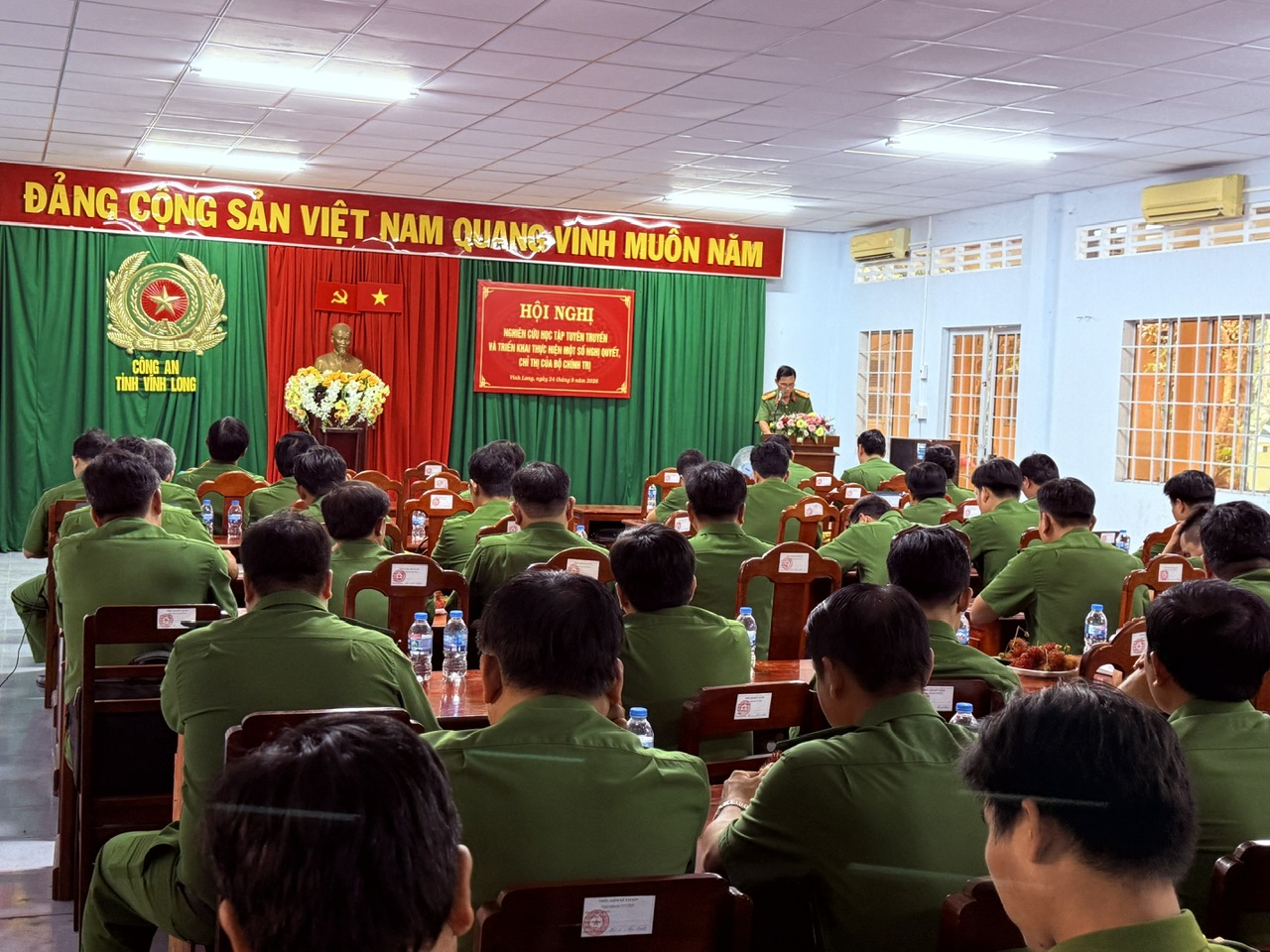 Đồng chí Dương Công Vụ Phó Bí thư Đảng ủy phát biểu khai mạc
