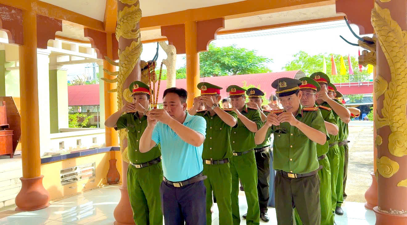 Đồng chí Nguyễn Duy Phúc Phó chủ tịch UBND xã cùng Đoàn dân hương tưởng niệm các anh hùng liệt sĩ