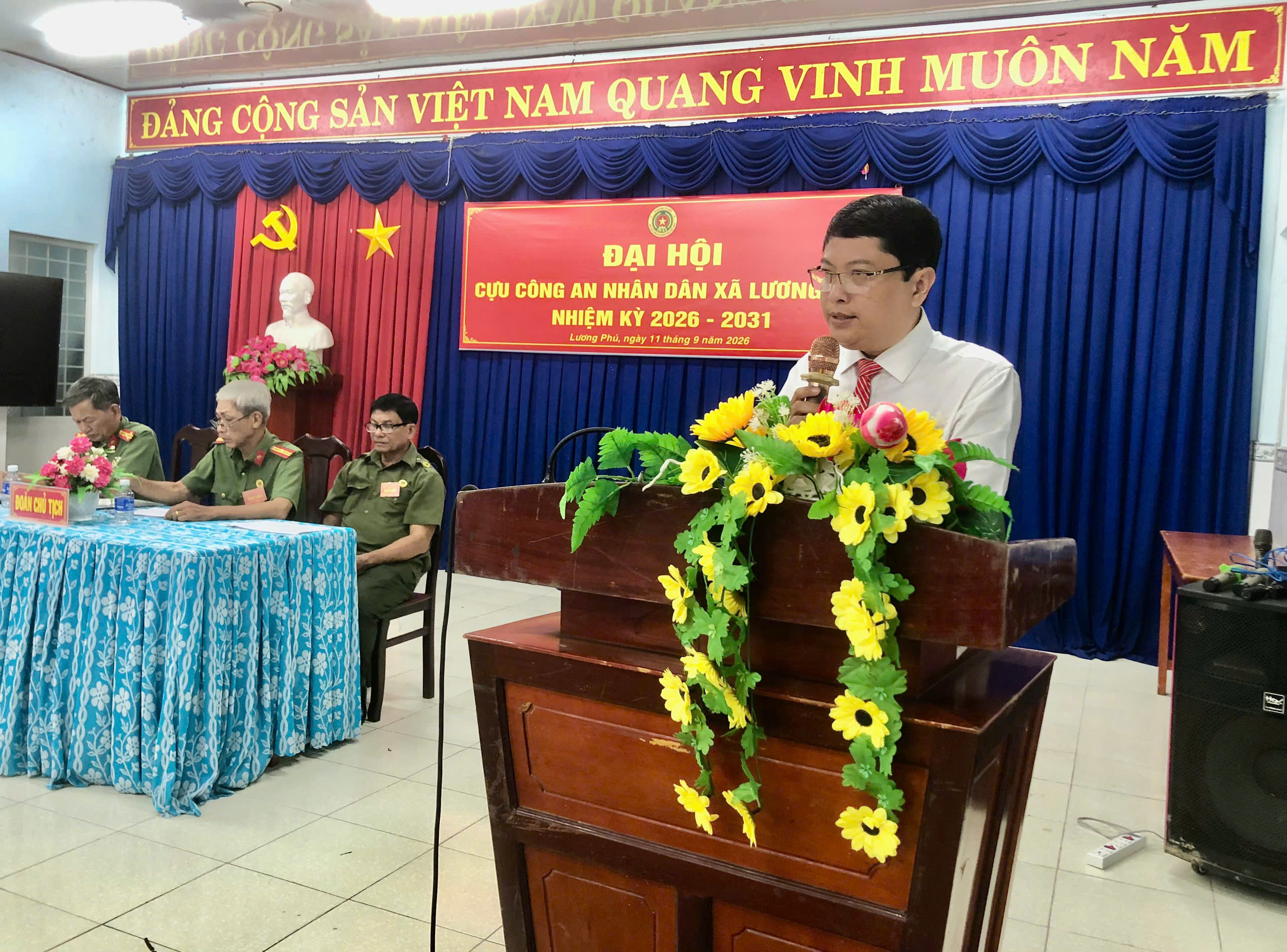 Đồng chí Nguyễn Hữu Hiểu, UVBTV Đảng ủy, Phó Chủ tịch UBND xã phát biểu tại Đại hội
