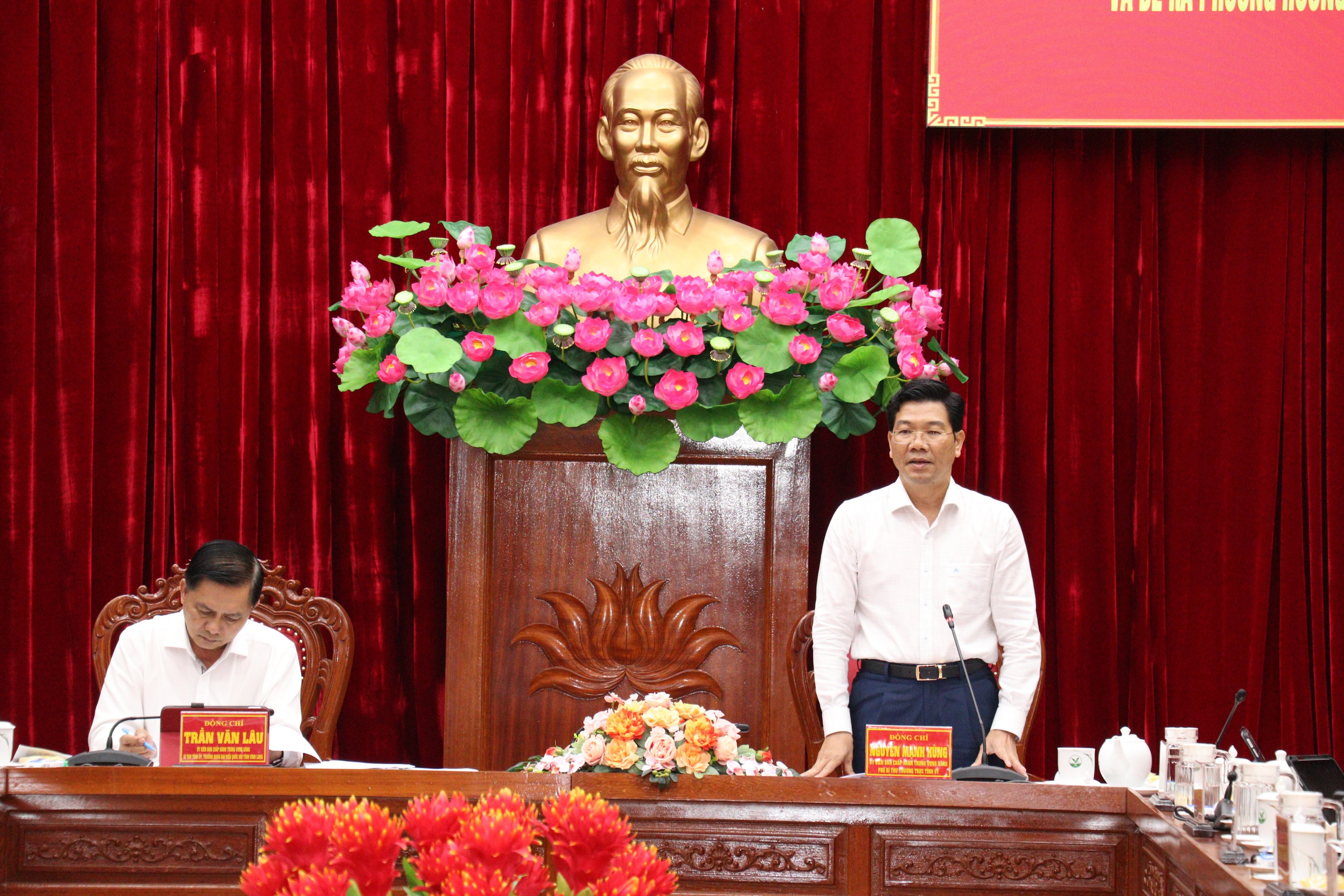 Đồng chí Nguyễn Mạnh Hùng, Ủy viên Ban chấp hành Trung ương Đảng, Phó Bí thư Thường trực Tỉnh ủy điều hành thảo luận