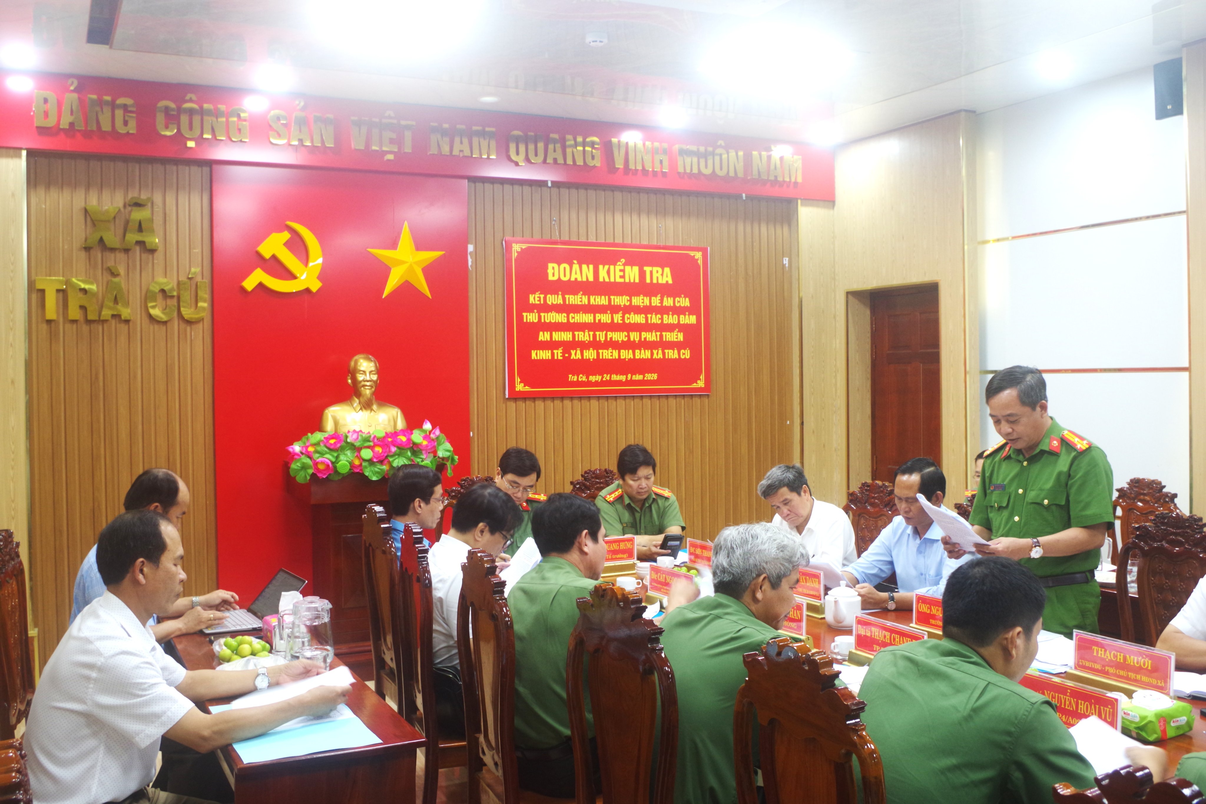 Đồng chí Nguyễn Văn Tám, ươnởng CA thông qua báo cáo