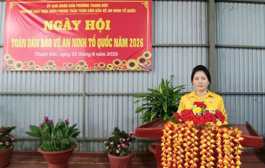 Đồng chí Trương Thị Cẩm, Phó Bí thư Đảng ủy, Chủ tịch UBND, Trưởng Ban chỉ đạo phường phát biểu tại Ngày hội 40874 n