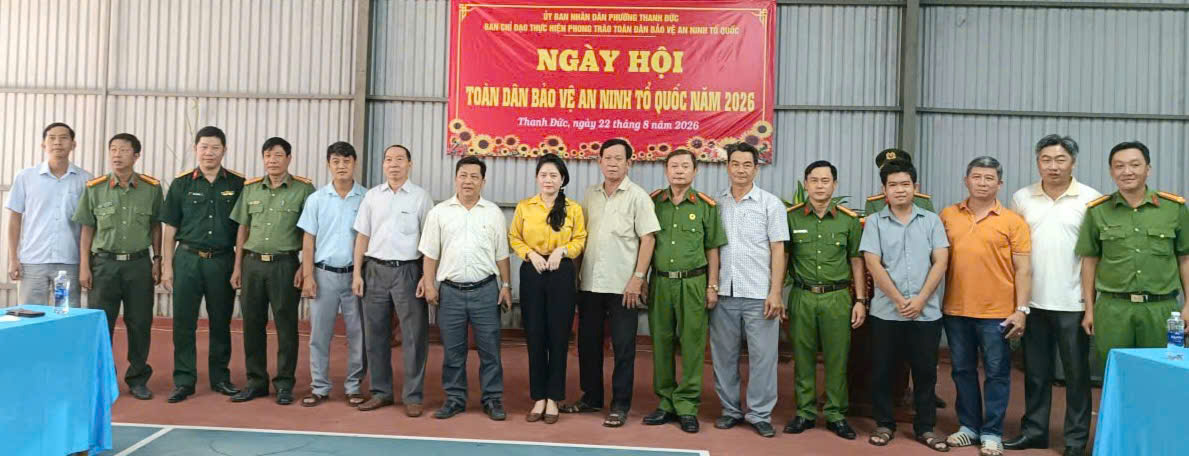 Đồng chí Trương Thị Cẩm Vân chụp hình lưu niệm với ban, ngành, đoàn thể và Nhân dân phường Thanh Đức 40874 n