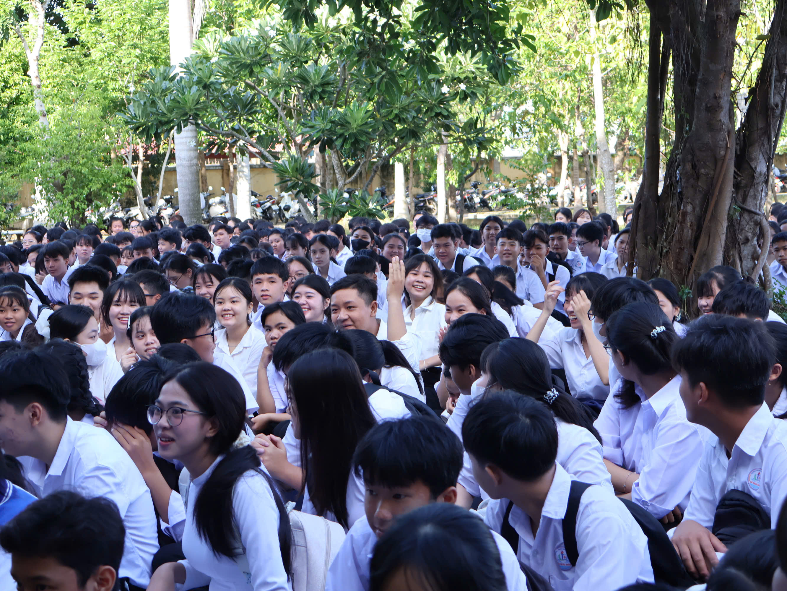 đông đảo học viên hào hứng tham gia trả lời câu hỏi tại buổi tuyên truyền