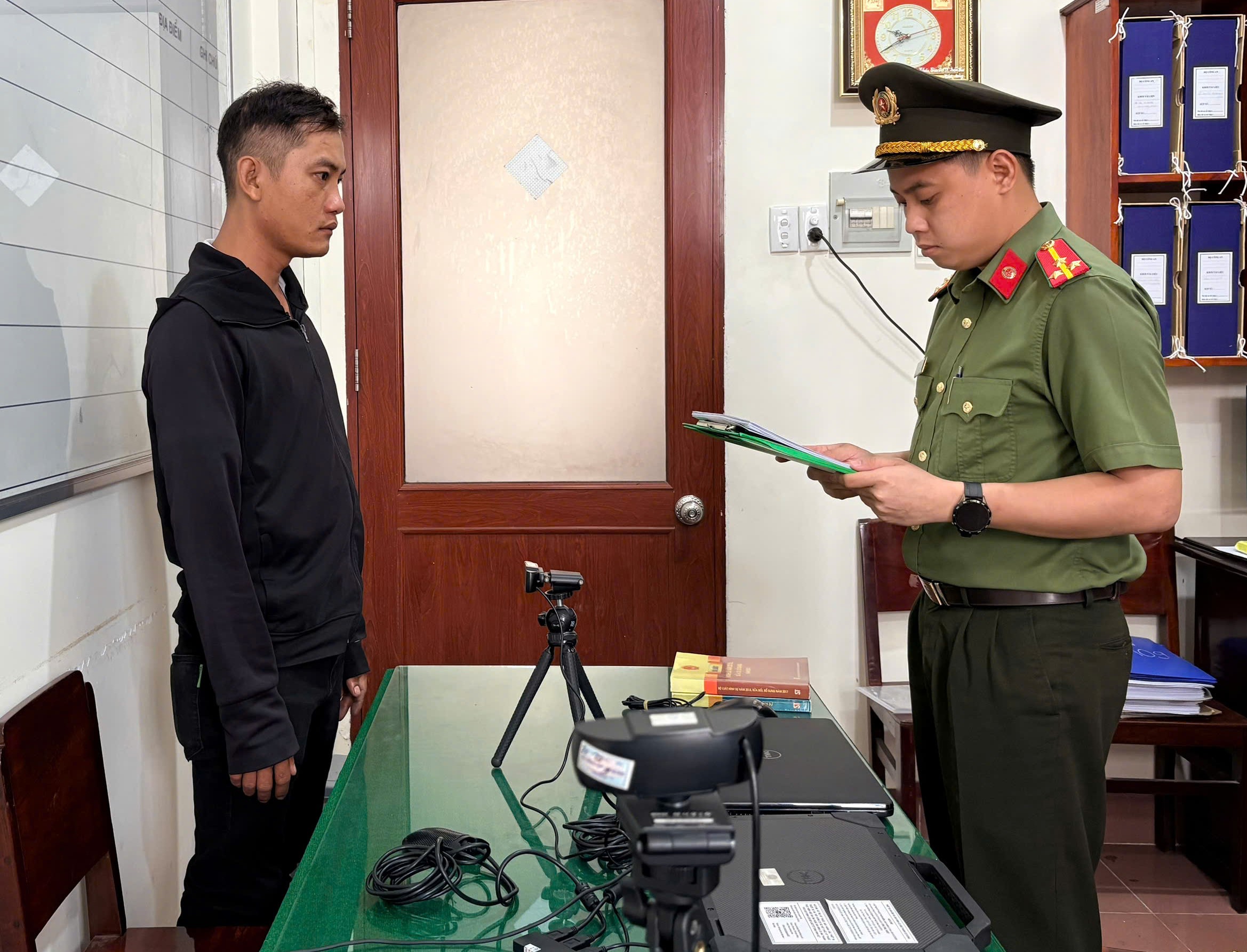 ĐTV tống đạt QĐ khởi tố bị can