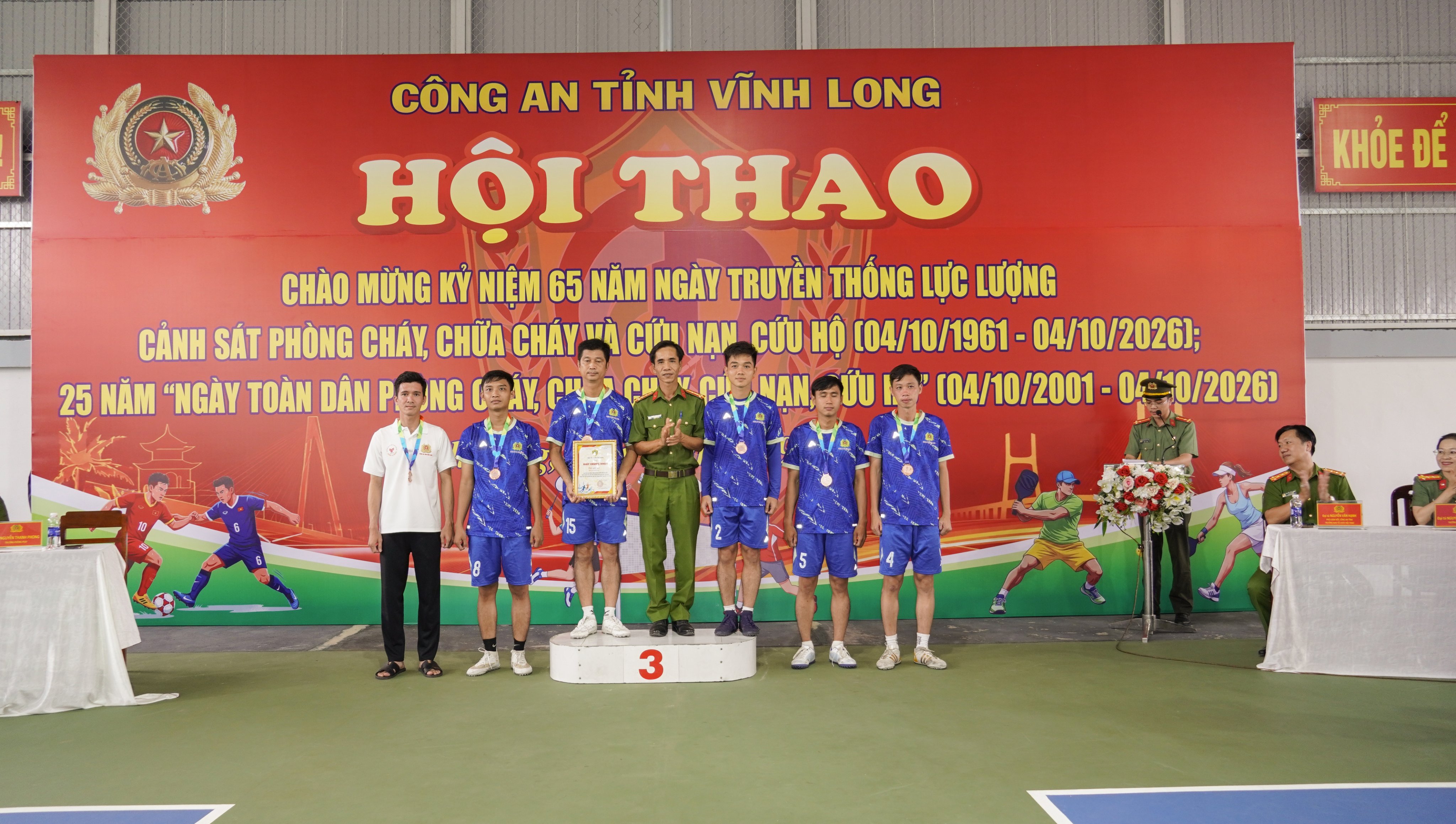 Giai Ba Bong da Khoi DTra