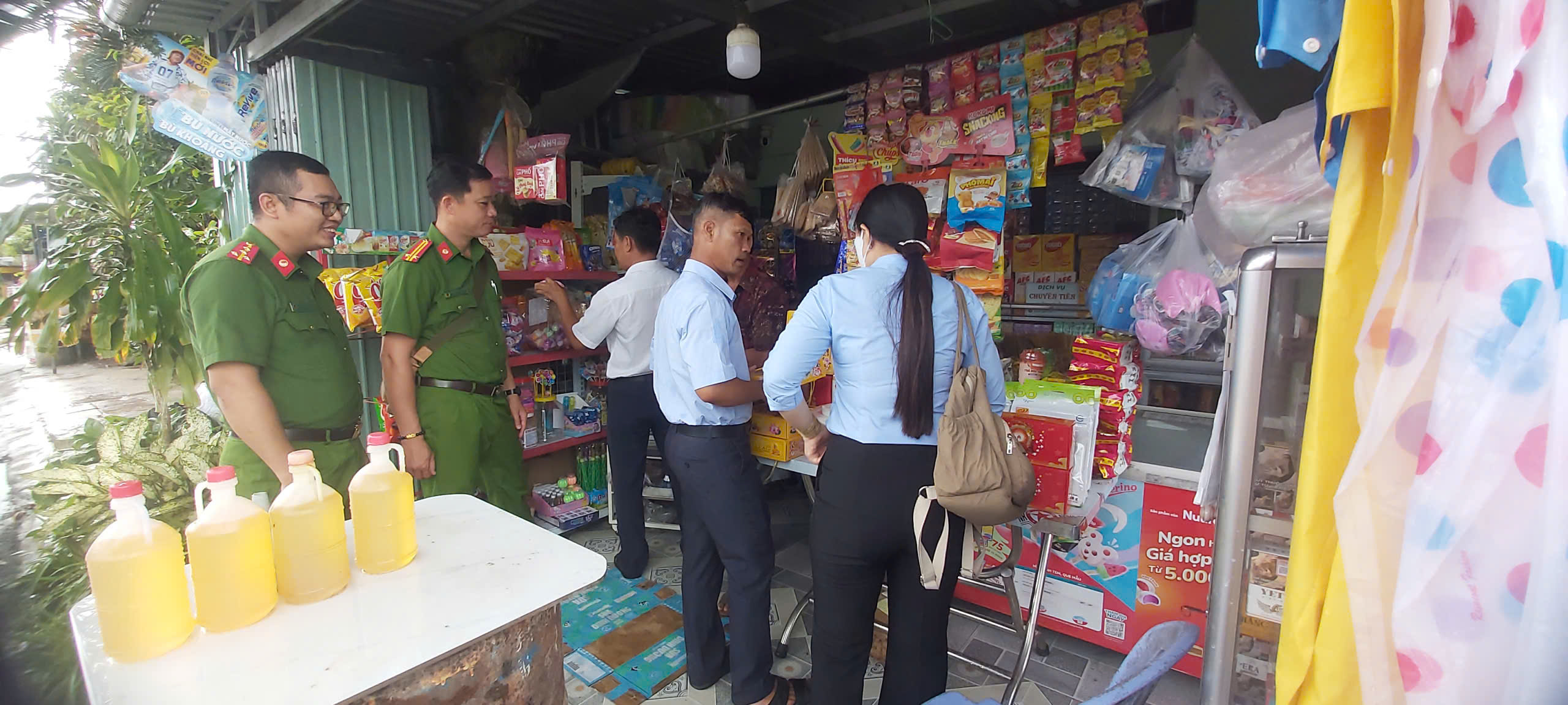 Hình 1 kiểm tra cửa hàng tạp hóa