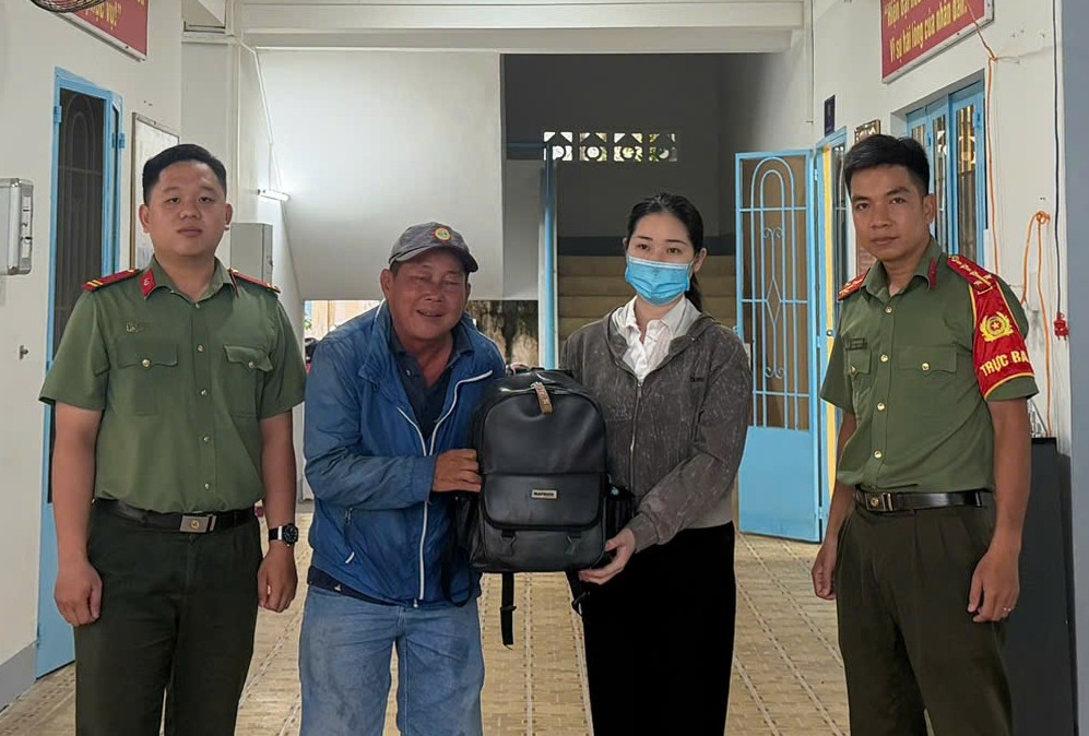 HÌNH ẢNH TRAO TRẢ LẠI CHO NGƯỜI ĐÁNH RƠI