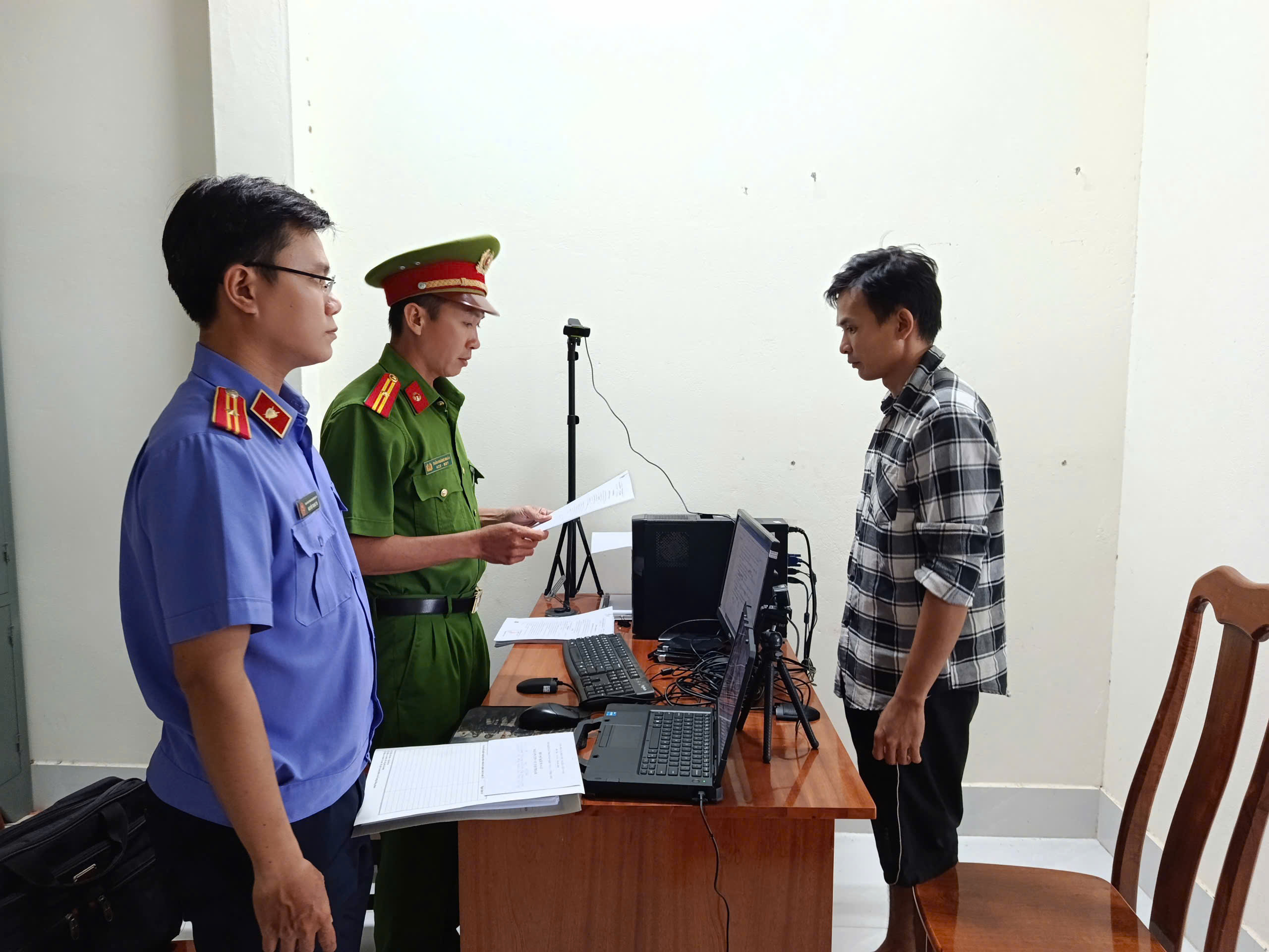 Khởi tố bị can Nguyễn Thành Lộc về hành vi sử dụng trái phép chất ma túy