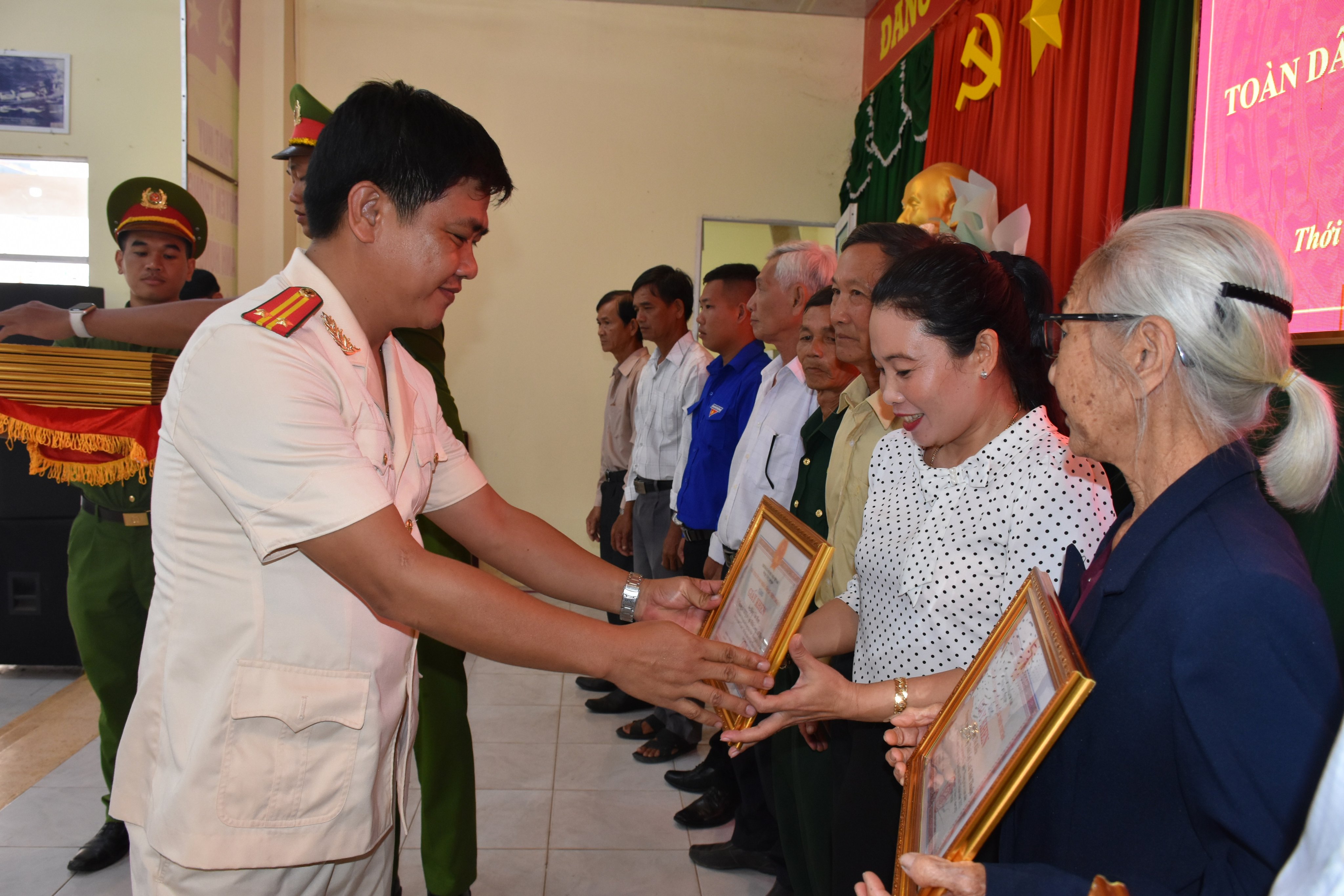 Lãnh đạo Công an xã trao giấy khen của UBND xã cho các tập thể cá nhân có thành tích xuất sắc trong phong trào toàn dân bảo vệ ANTQ