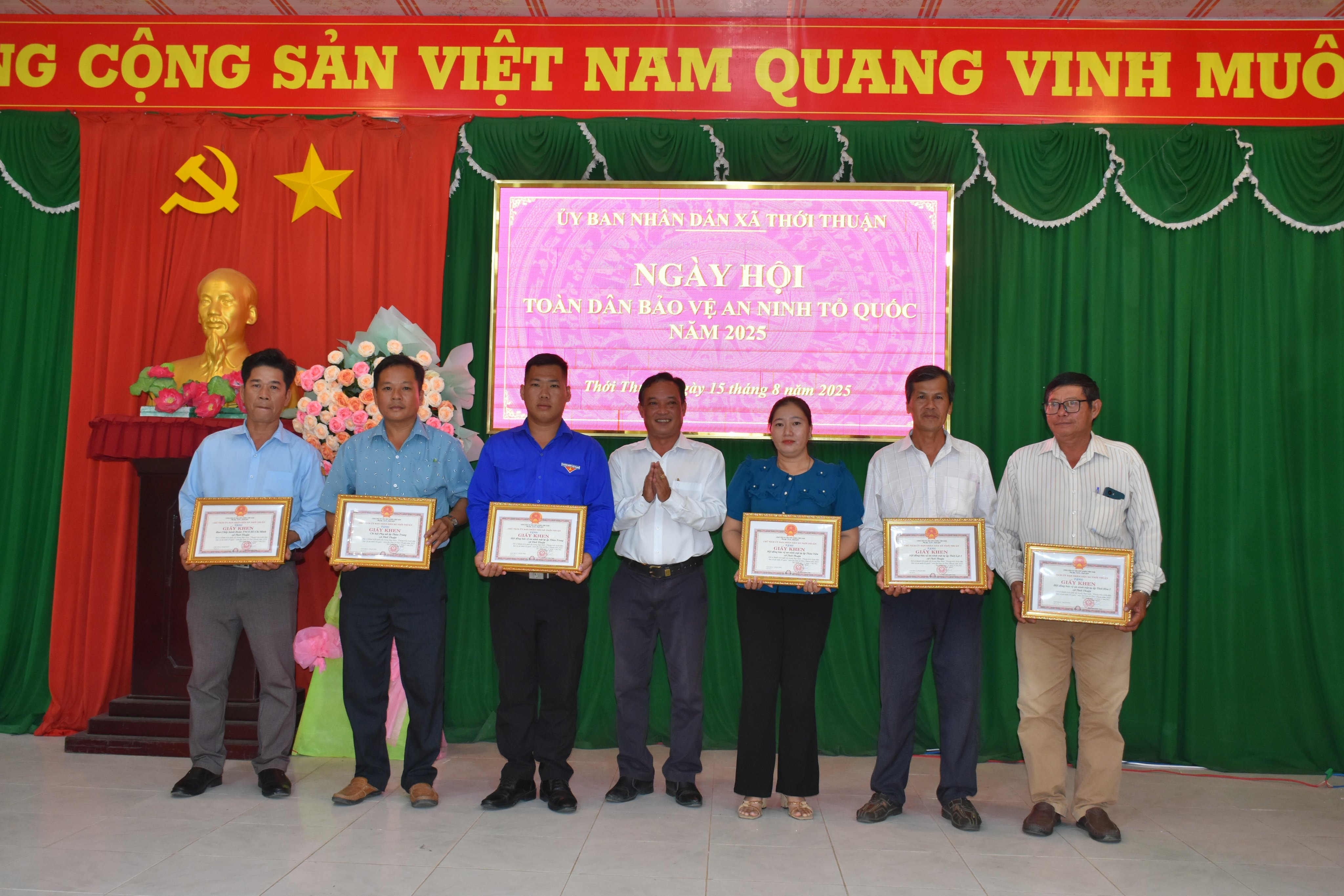 lãnh đạo UBND xã khen thưởng các tập thể cá nhân có thành tích xuất sắc trong phong trào toàn dân bảo vệ ANTQ
