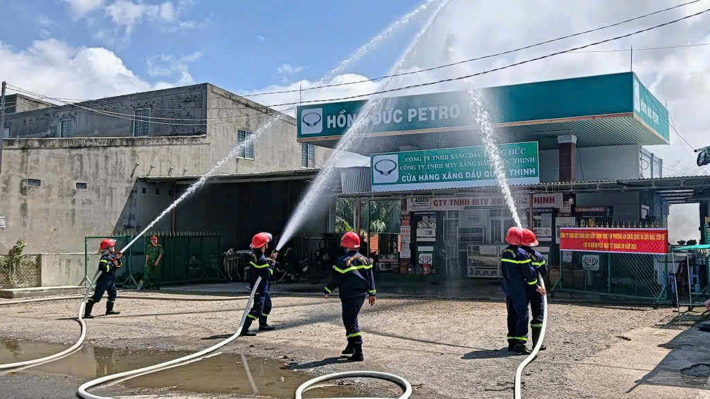 Lực lượng Cảnh sát PCCC và CNCH triển khai đội hình dập tắt đám cháy