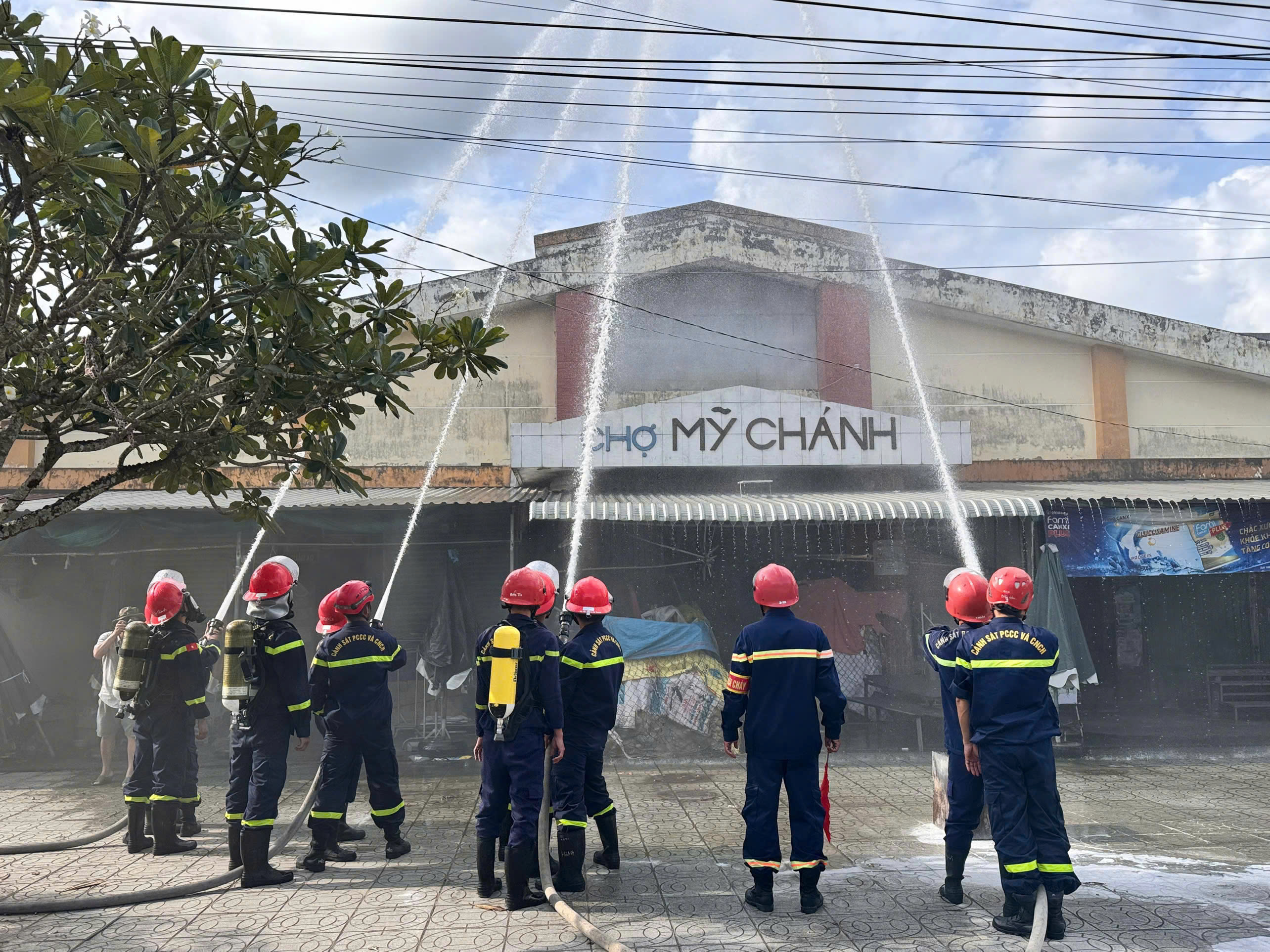 Lực lượng Cảnh sát PCCC và CNCH triển khai đội hình dập tắt đám cháy