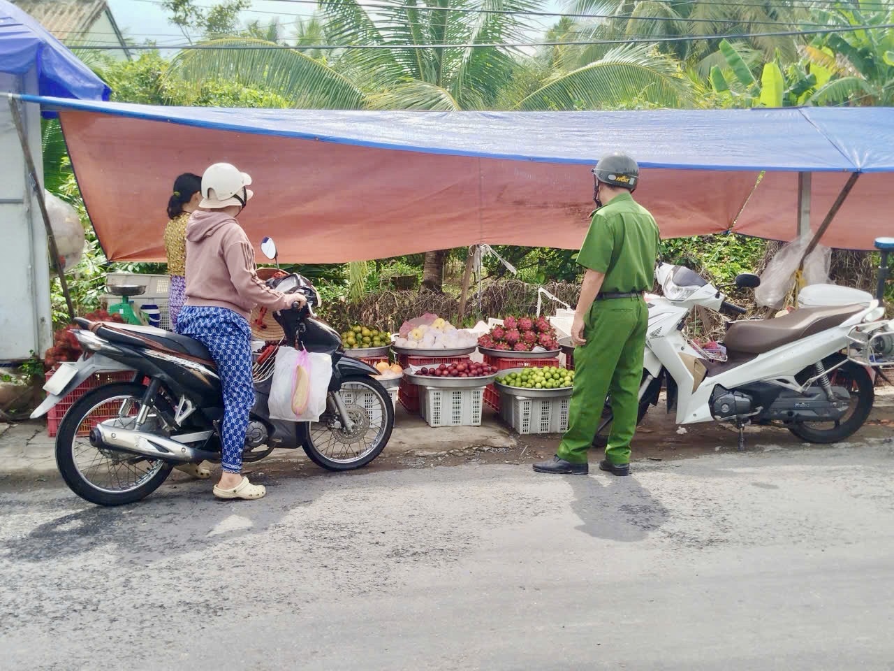 Lực lượng Công an xã trực tiếp nhắc nhở các hộ kinh doanh
