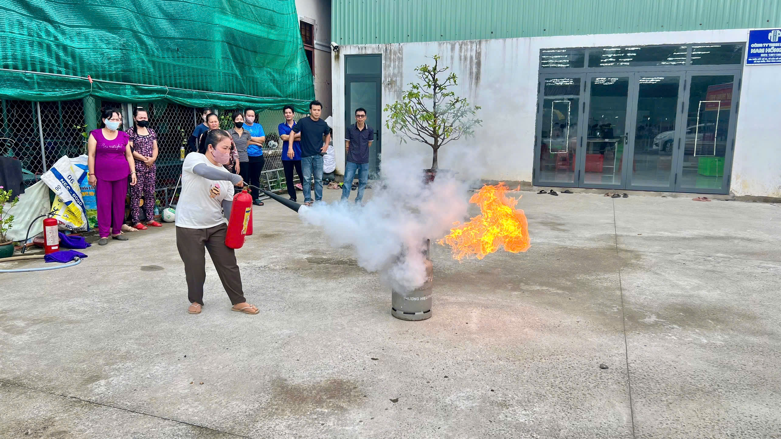 Lực lượng PCCC và CNCH cơ sở thực hành sử dụng bình chữa cháy xách tay