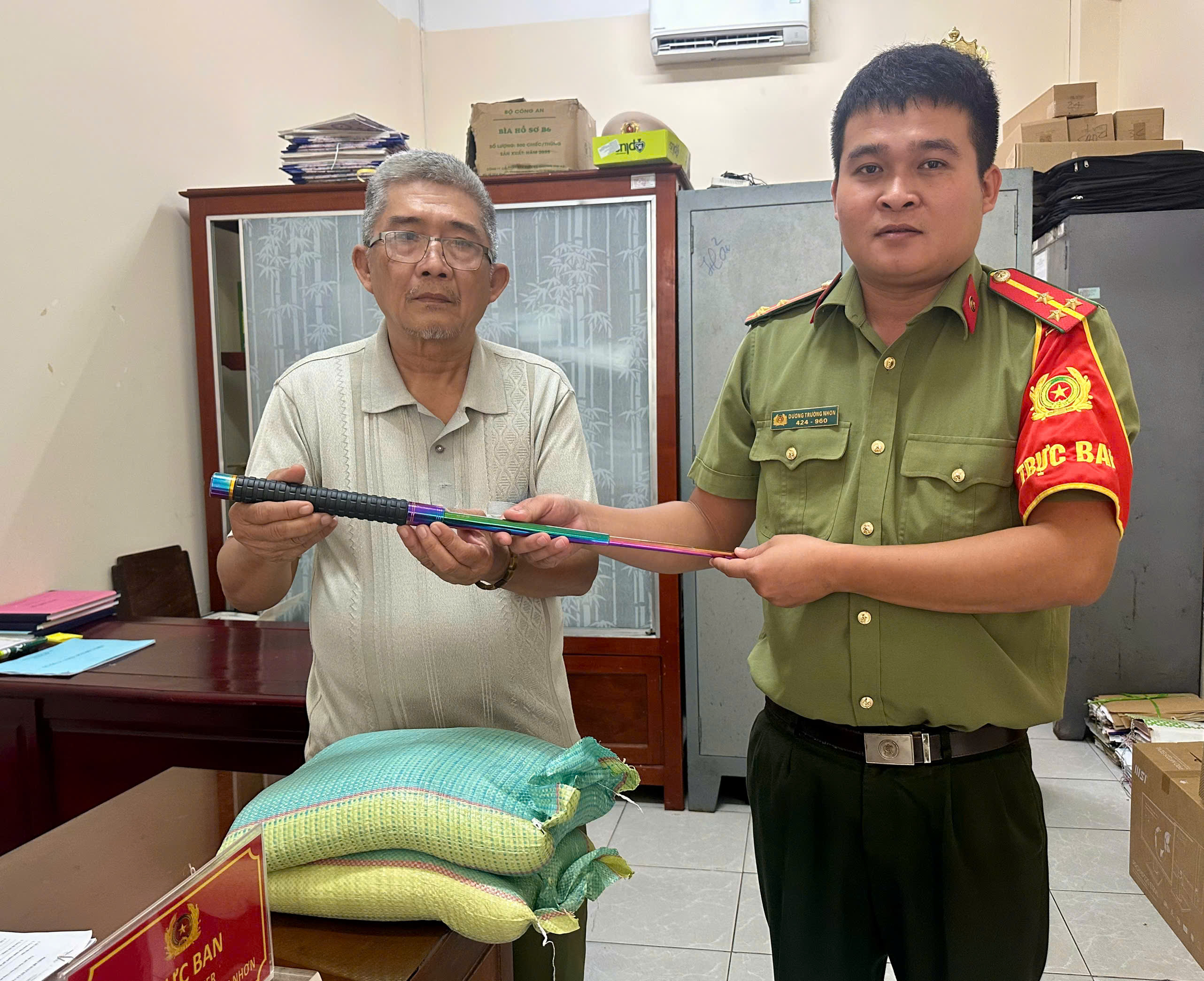 Người dân giao nộp vũ khí