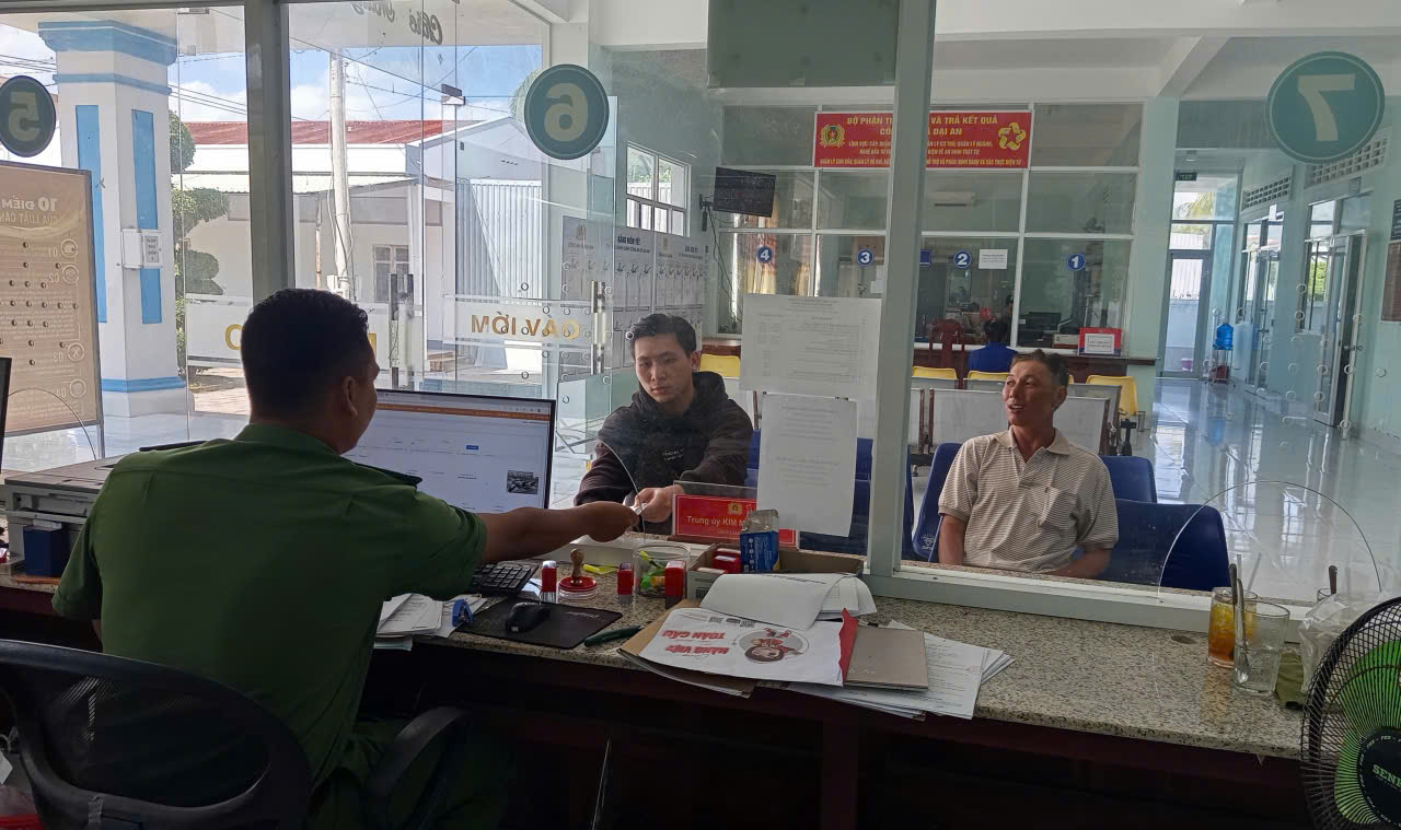 Người dân làm thủ tục đăng ký xe