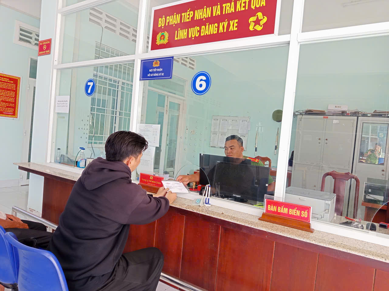Người dân nhận giấy hẹn đăng ký xe