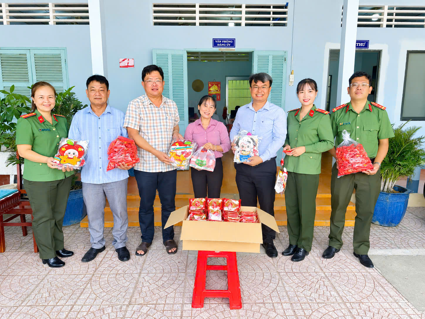 Phòng An ninh nội địa tặng quà cho các cháu thiếu nhi (1)