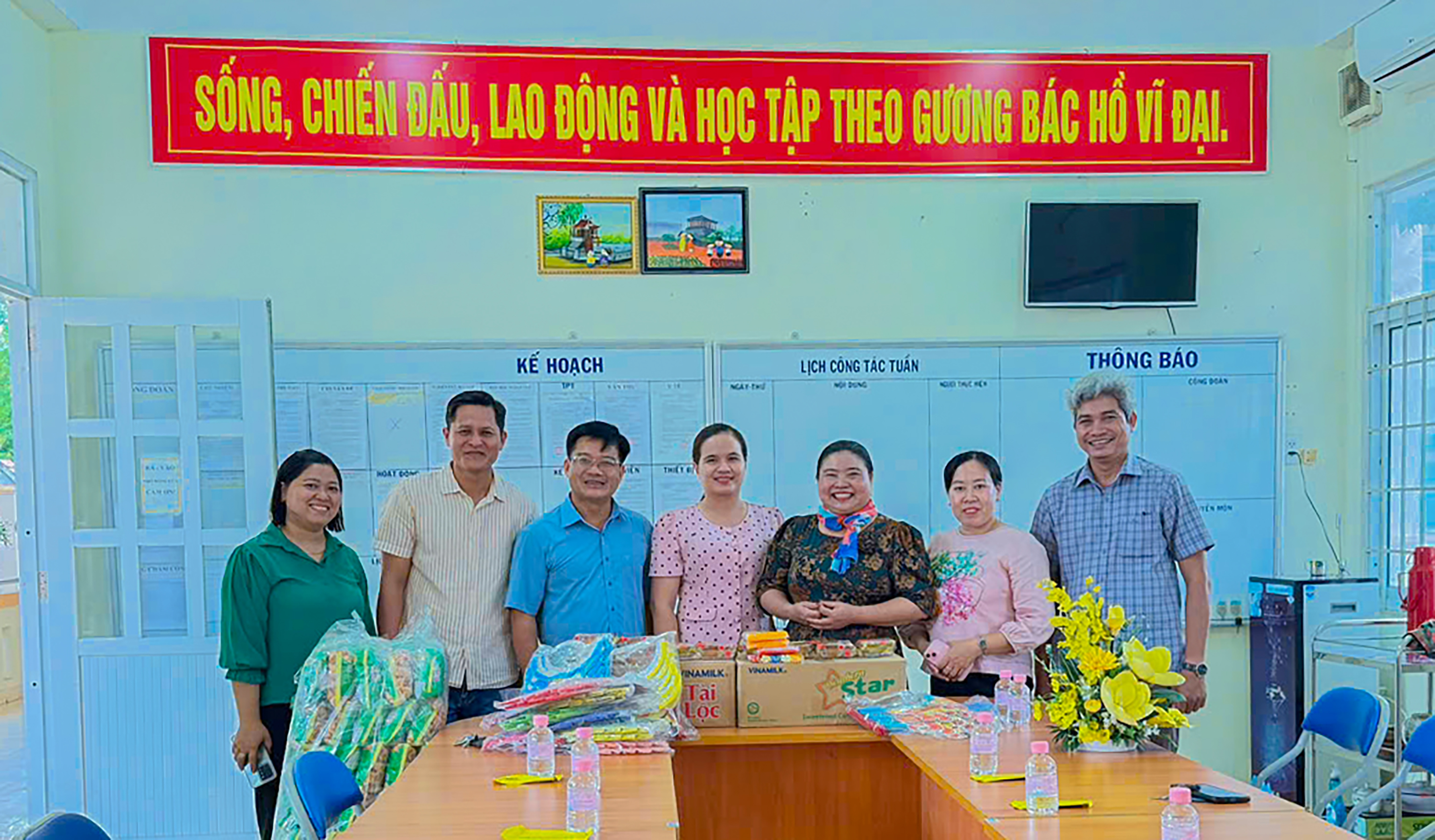 Phòng An ninh nội địa tặng quà cho các cháu thiếu nhi (2)