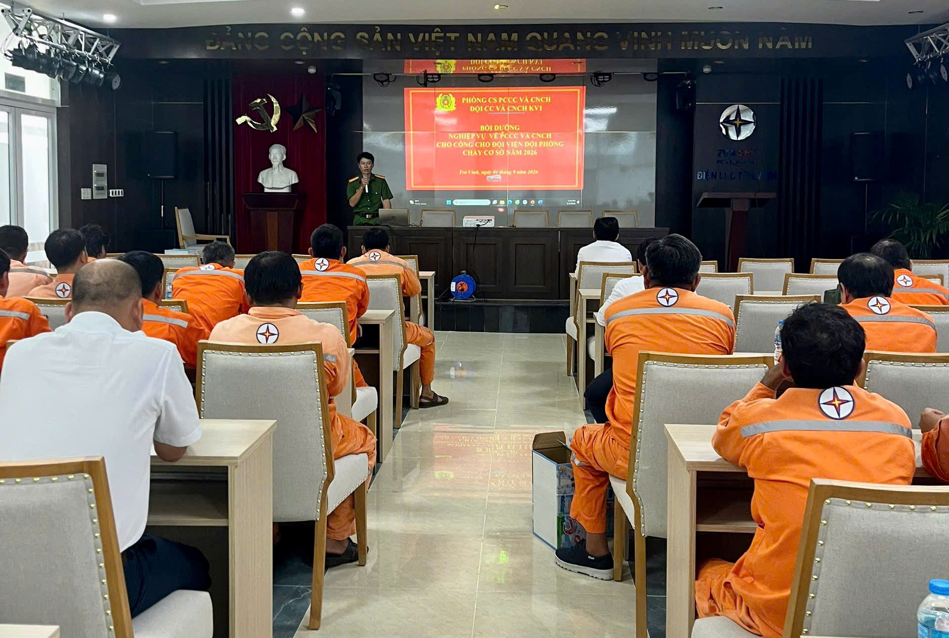 Quang cảnh buổi bồi dưỡng nghiệp vụ PCCC và CNCH