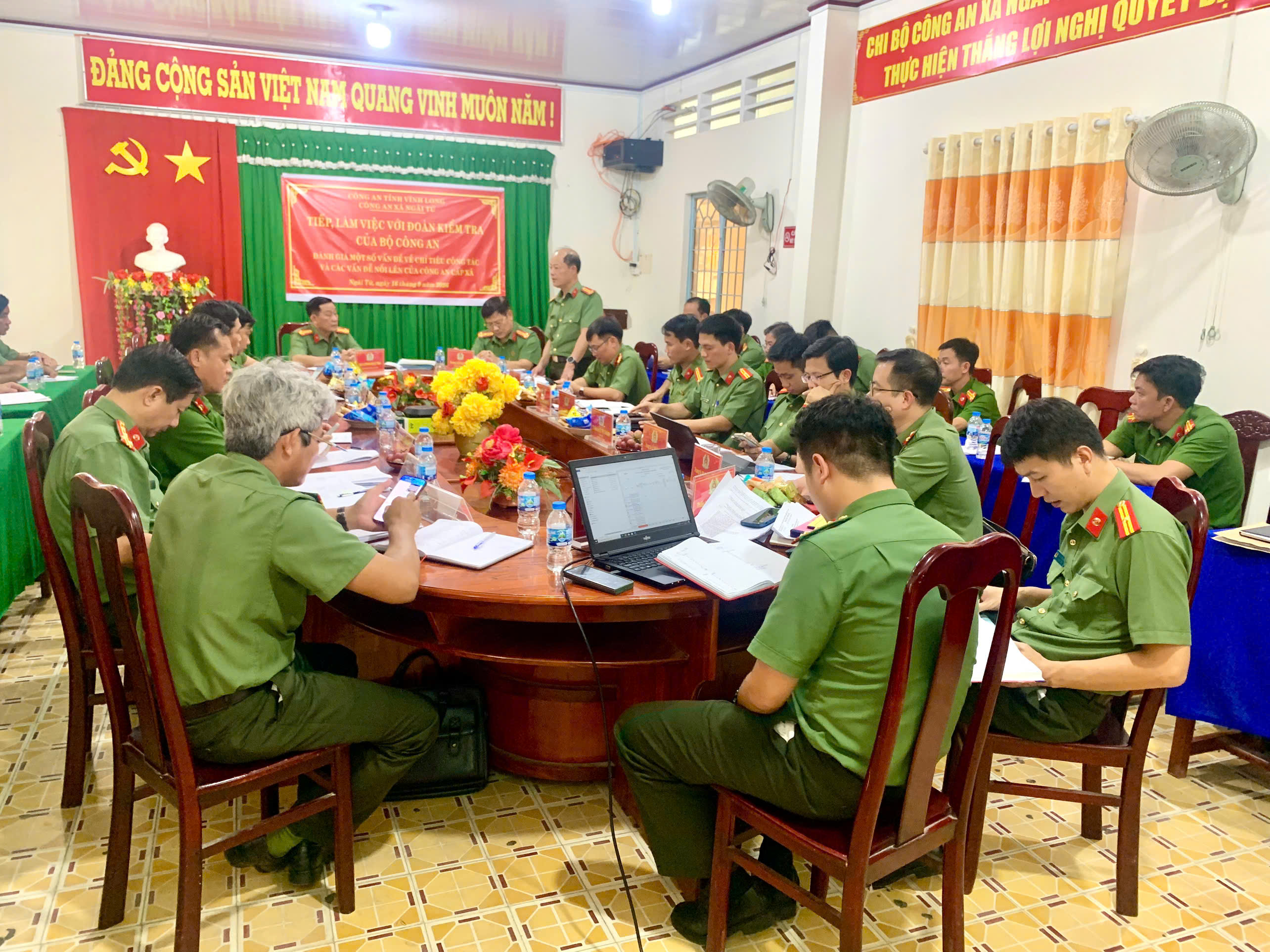 Quang cảnh buổi làm việc Công an xã Ngãi Tứ