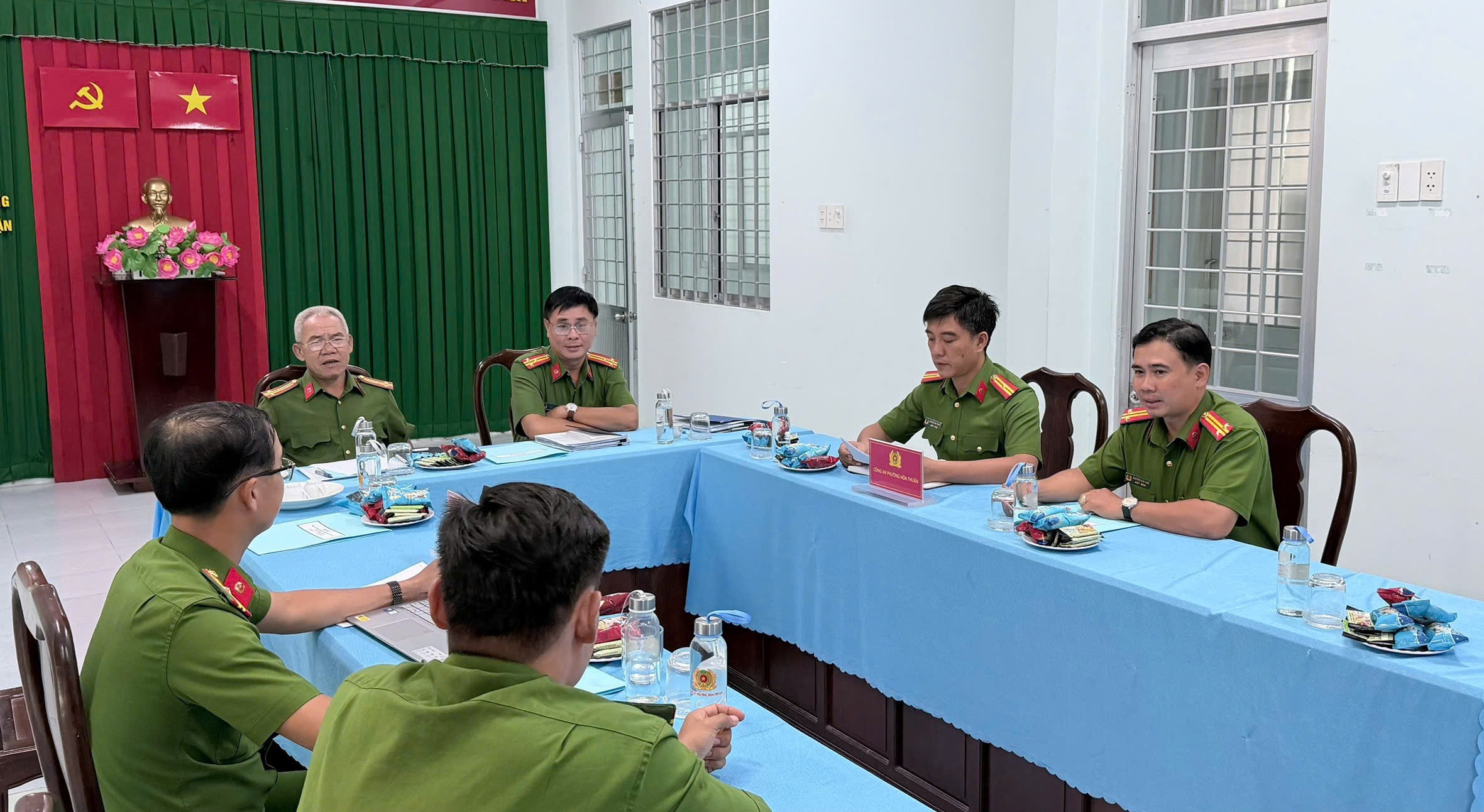 Quang cảnh buổi làm việc