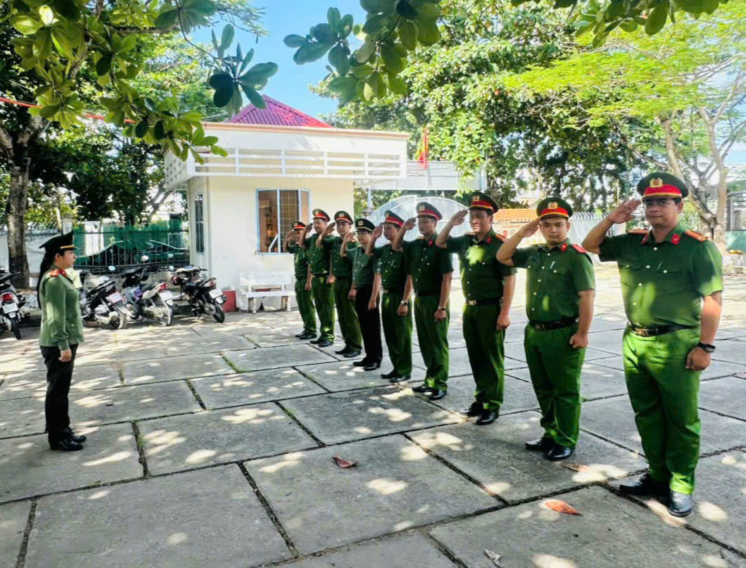 Quang cảnh buổi tập điều lệnh, quân sự, võ thuật Công an phường40874 n