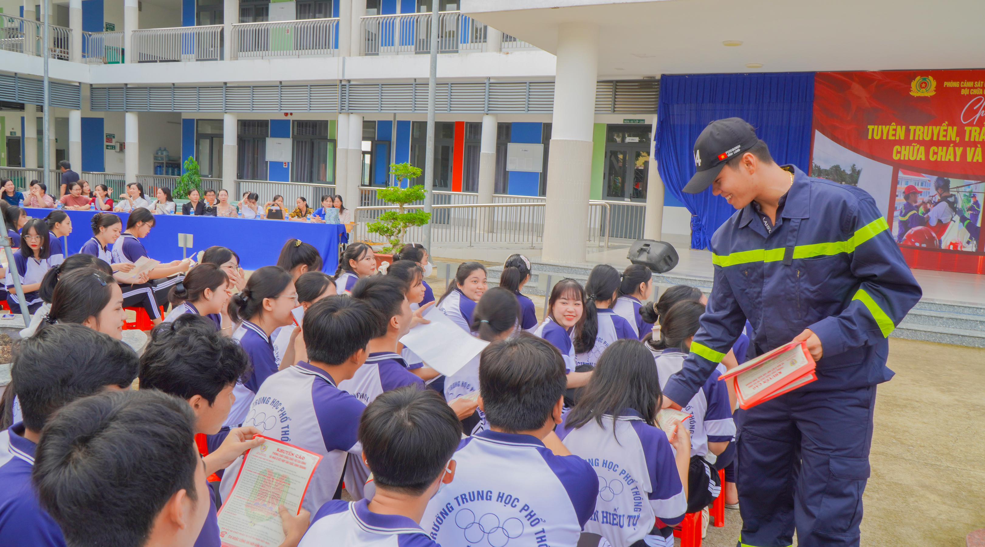 Quang cảnh buổi tuyên truyền (3)