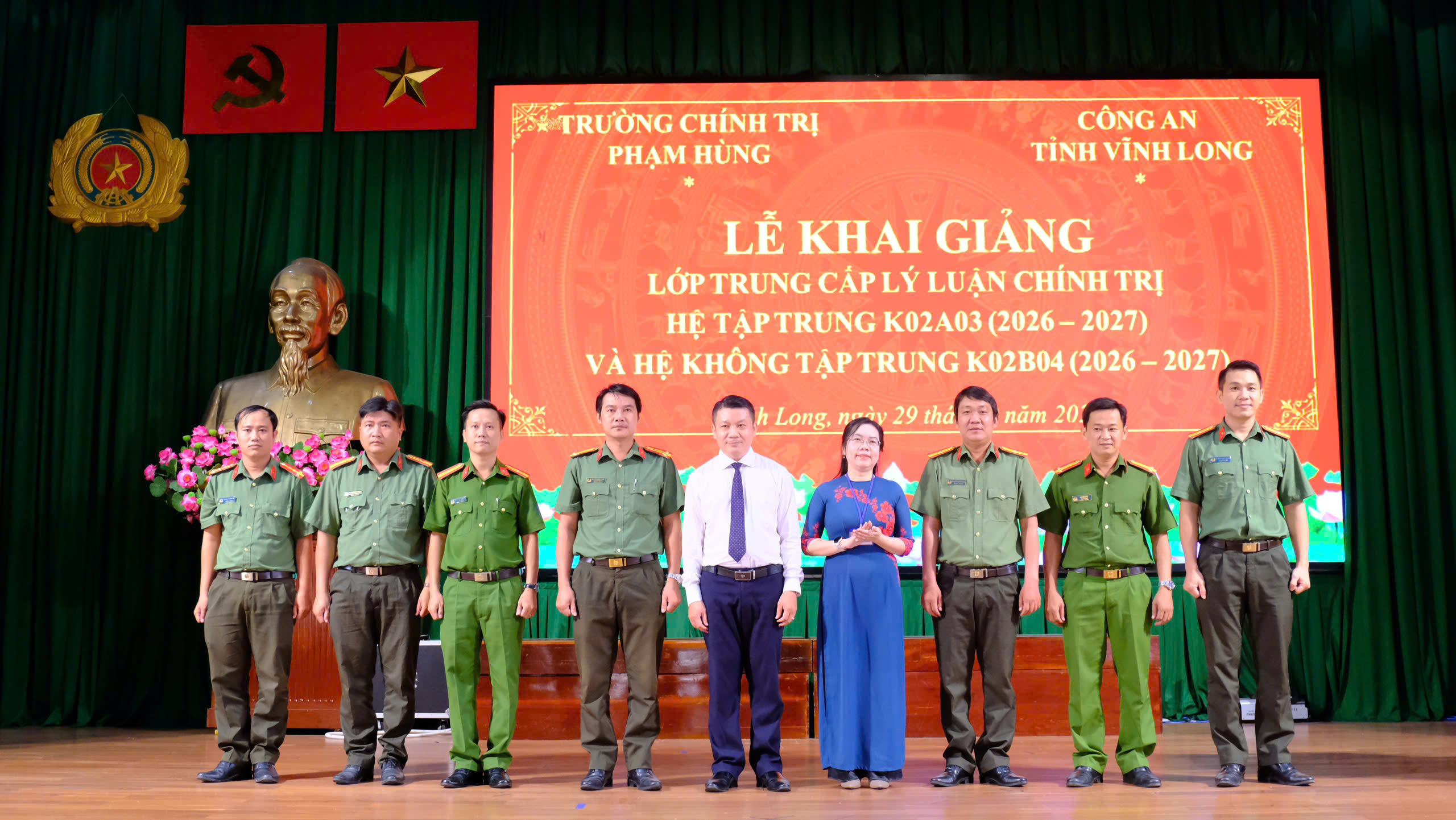 Ra mắt 2 lớp