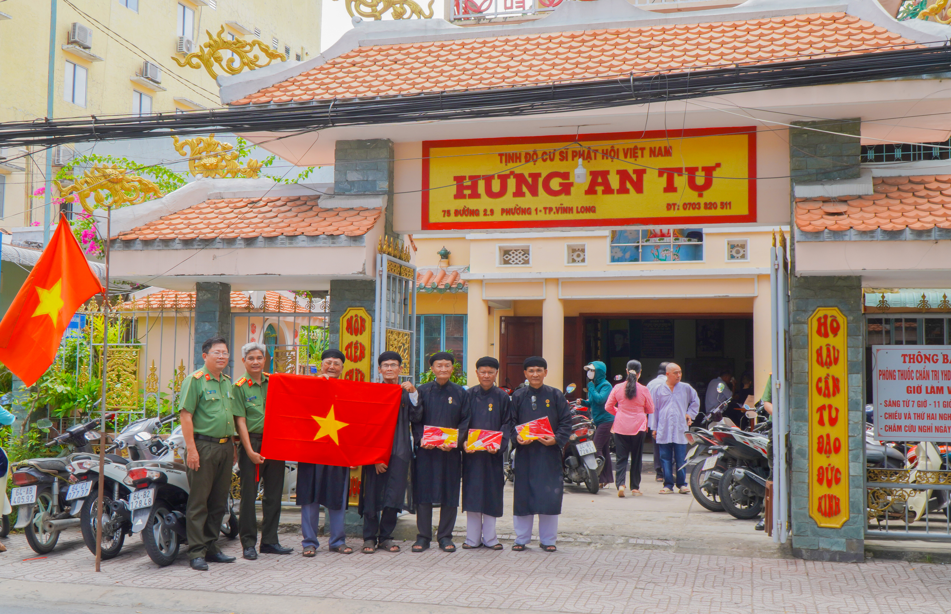 tặng cờ Tổ Quốc tại các cơ sở tôn giáo (2)