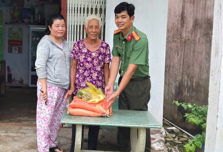 Tặng quà cho bà Thạch Thị Cương